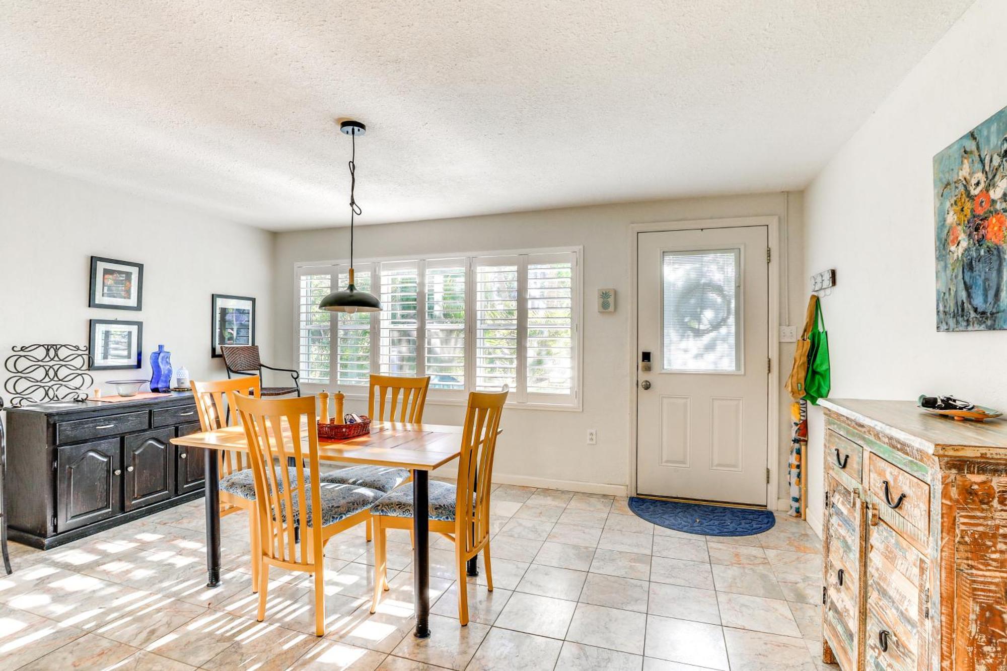 Upscale With Patio And Bbq, Walk To *