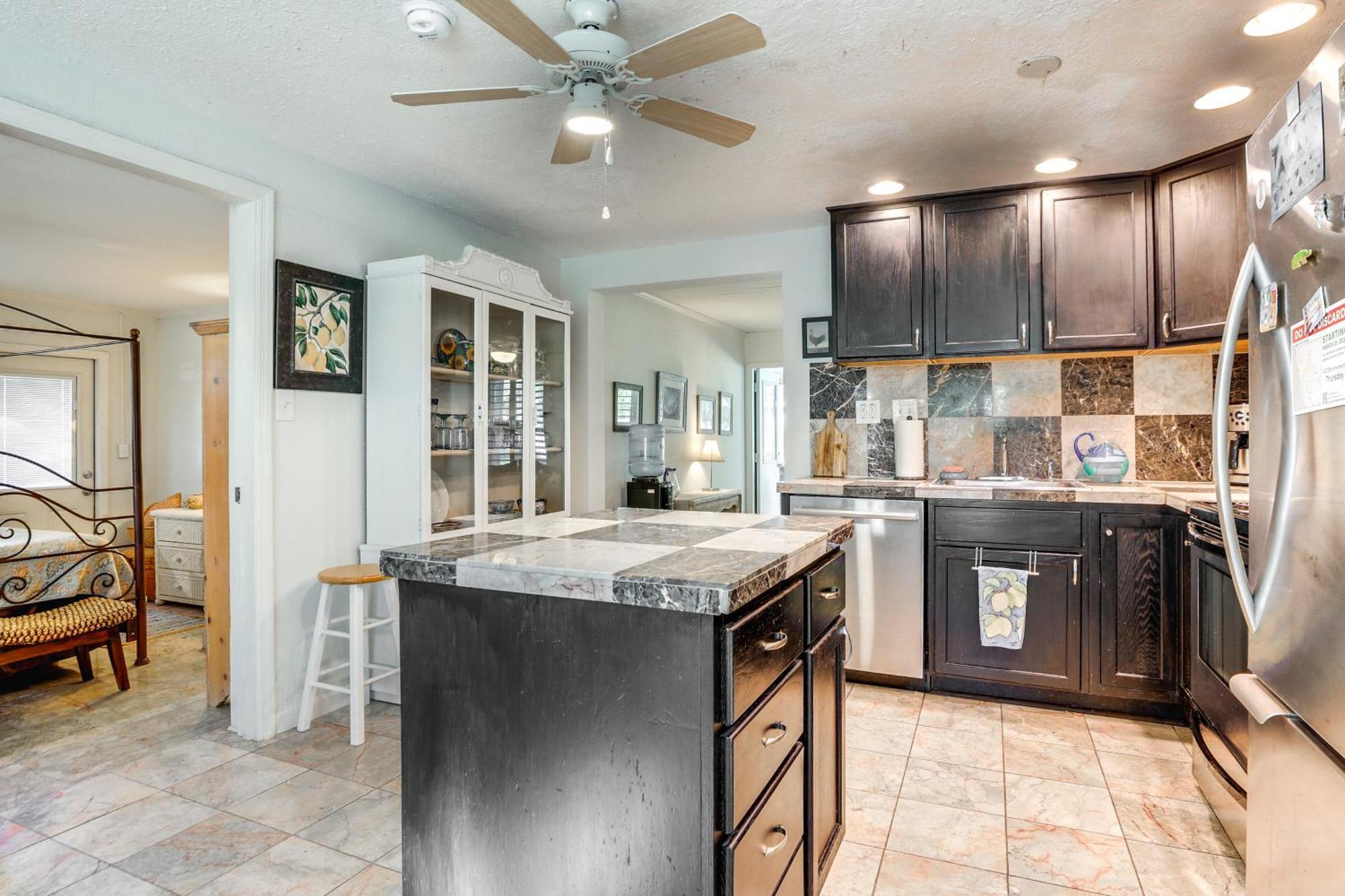 Holiday home Upscale With Patio And Bbq, Walk To Englewood