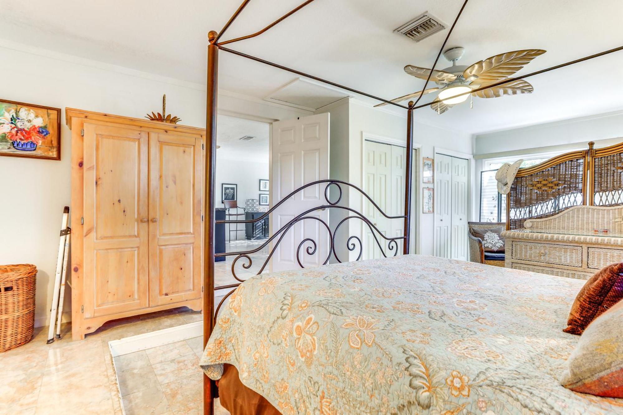 Upscale With Patio And Bbq, Walk To *