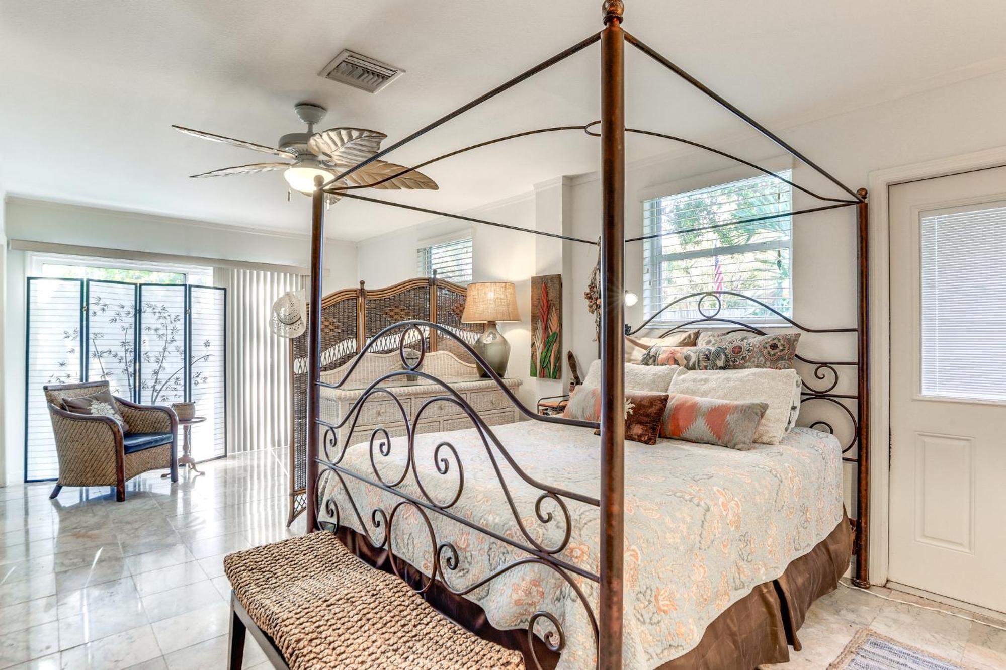 Upscale With Patio And Bbq, Walk To Holiday home