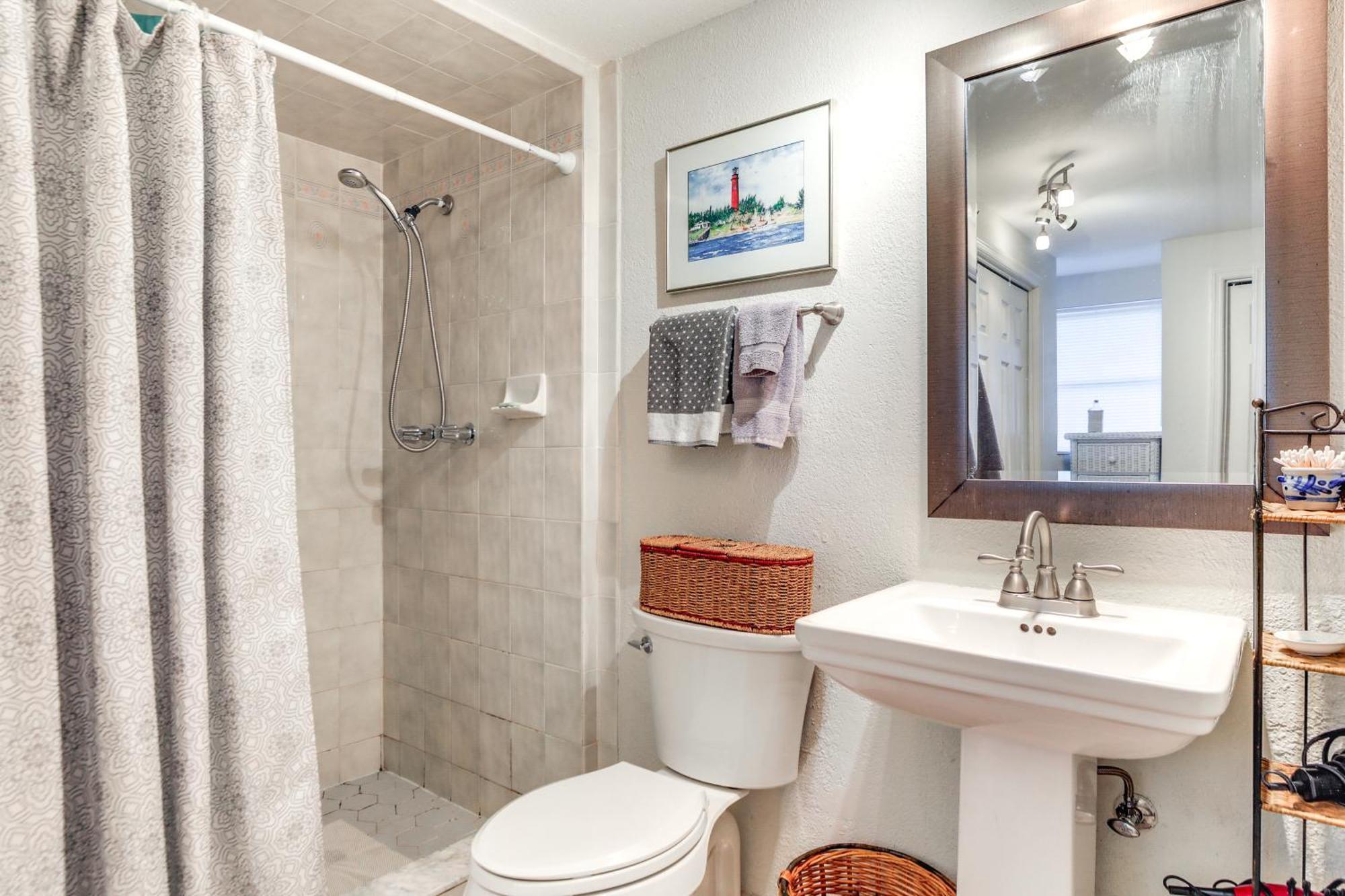 Upscale With Patio And Bbq, Walk To *