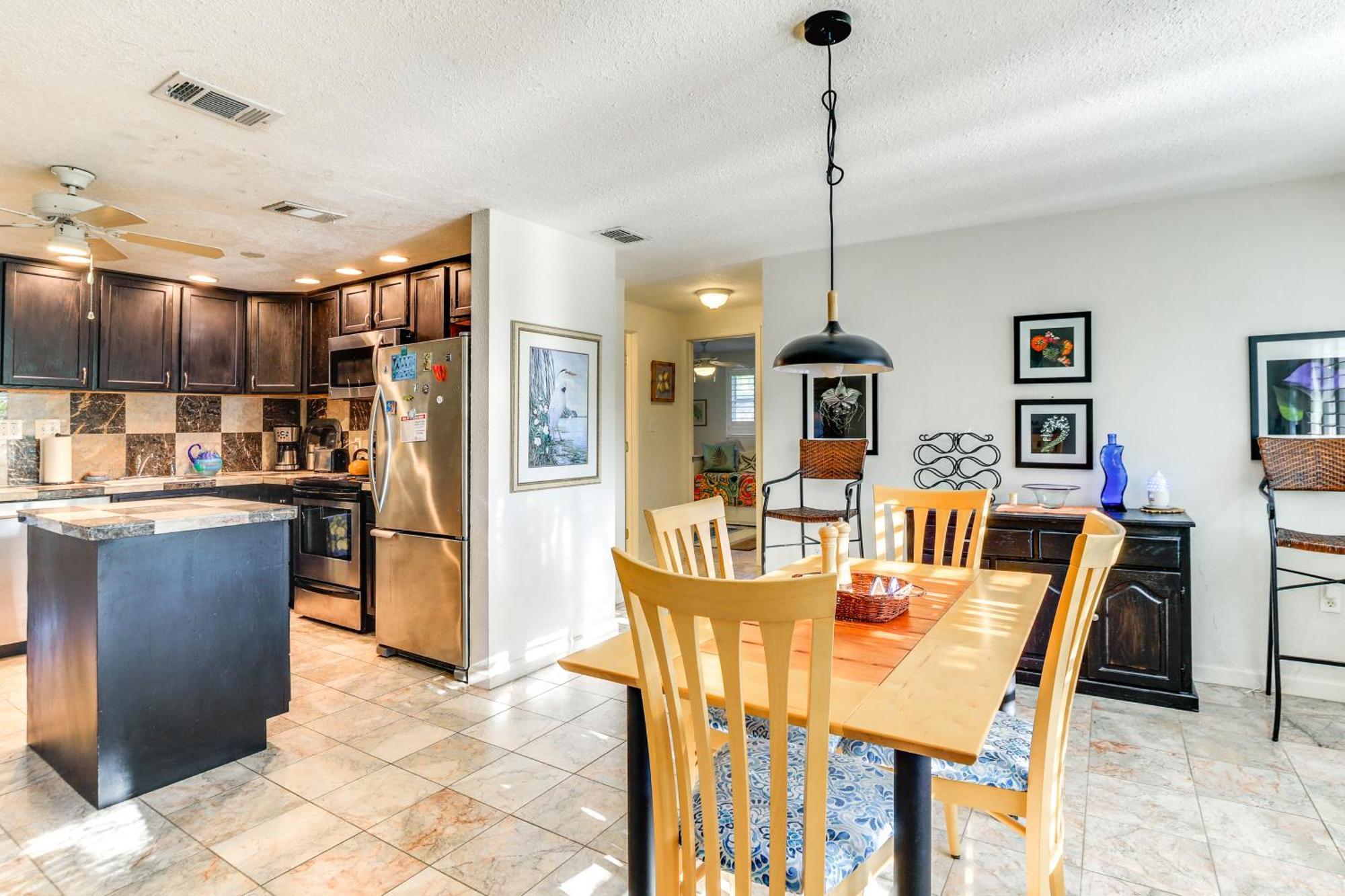Upscale With Patio And Bbq, Walk To