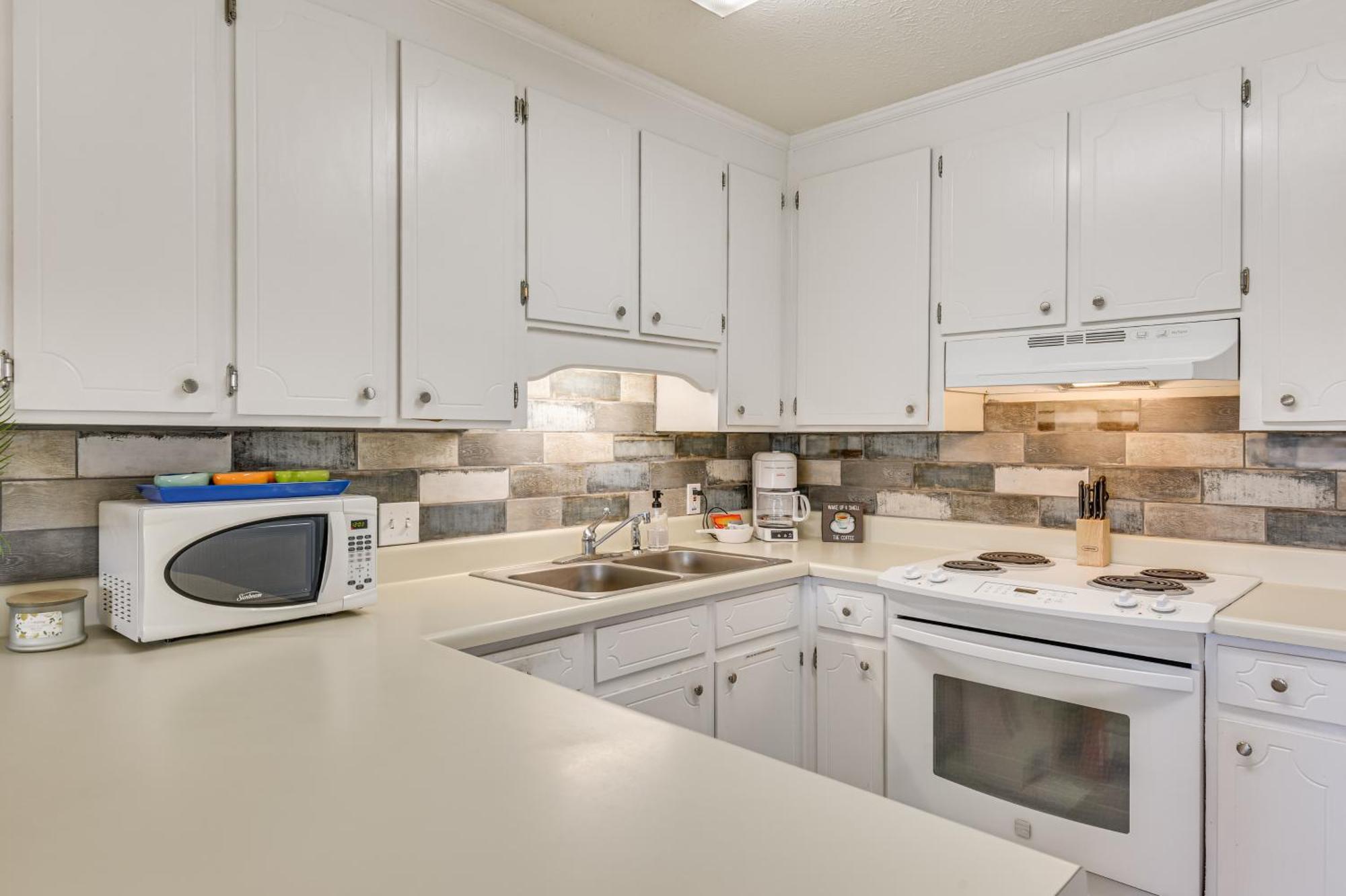 Apartment Pcb With Private Balcony And 3 Pools! *