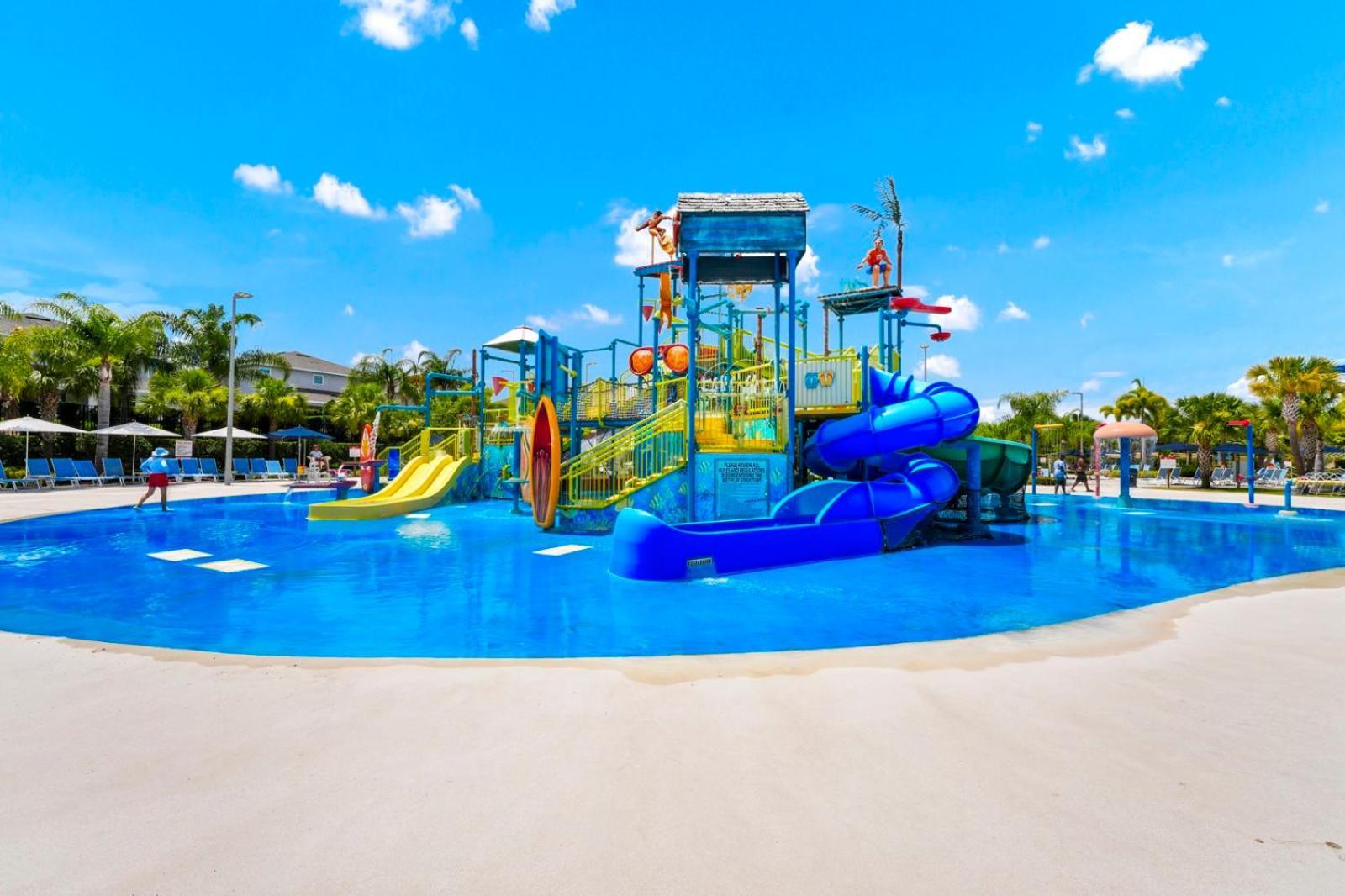 Holiday home Modern Retreat: Water Park Access & Amenities