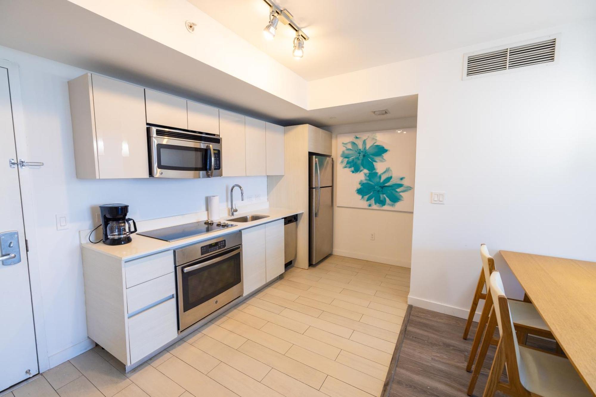 Water View Building With Pool - 5-min Walk To The Aparthotel Hallandale Beach