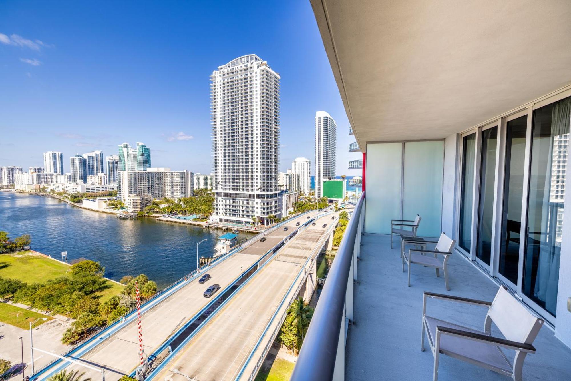 Aparthotel Water View Building With Pool - 5-min Walk To The *