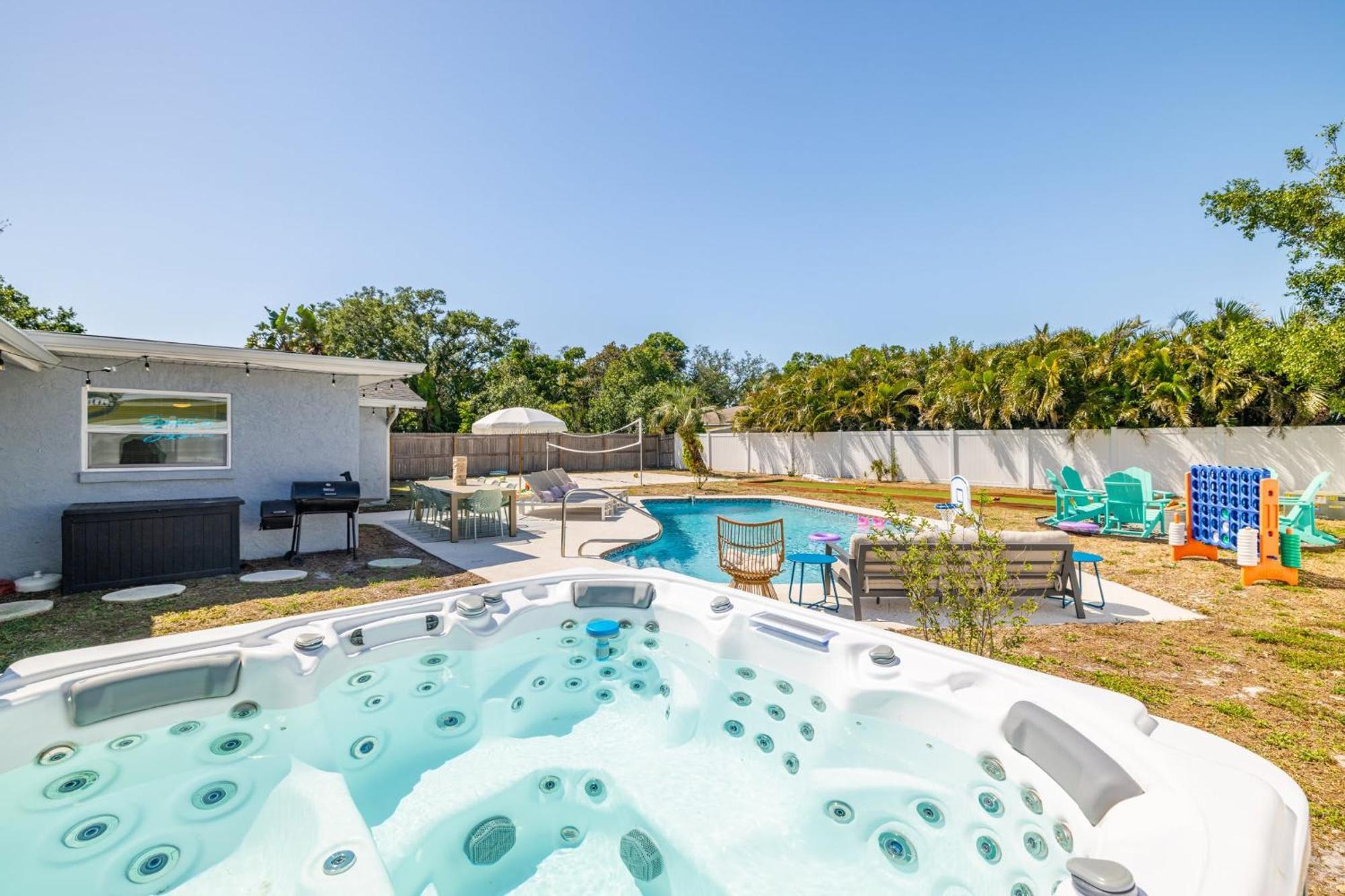 Holiday home Backyard Oasis W Volleyball Mins To *