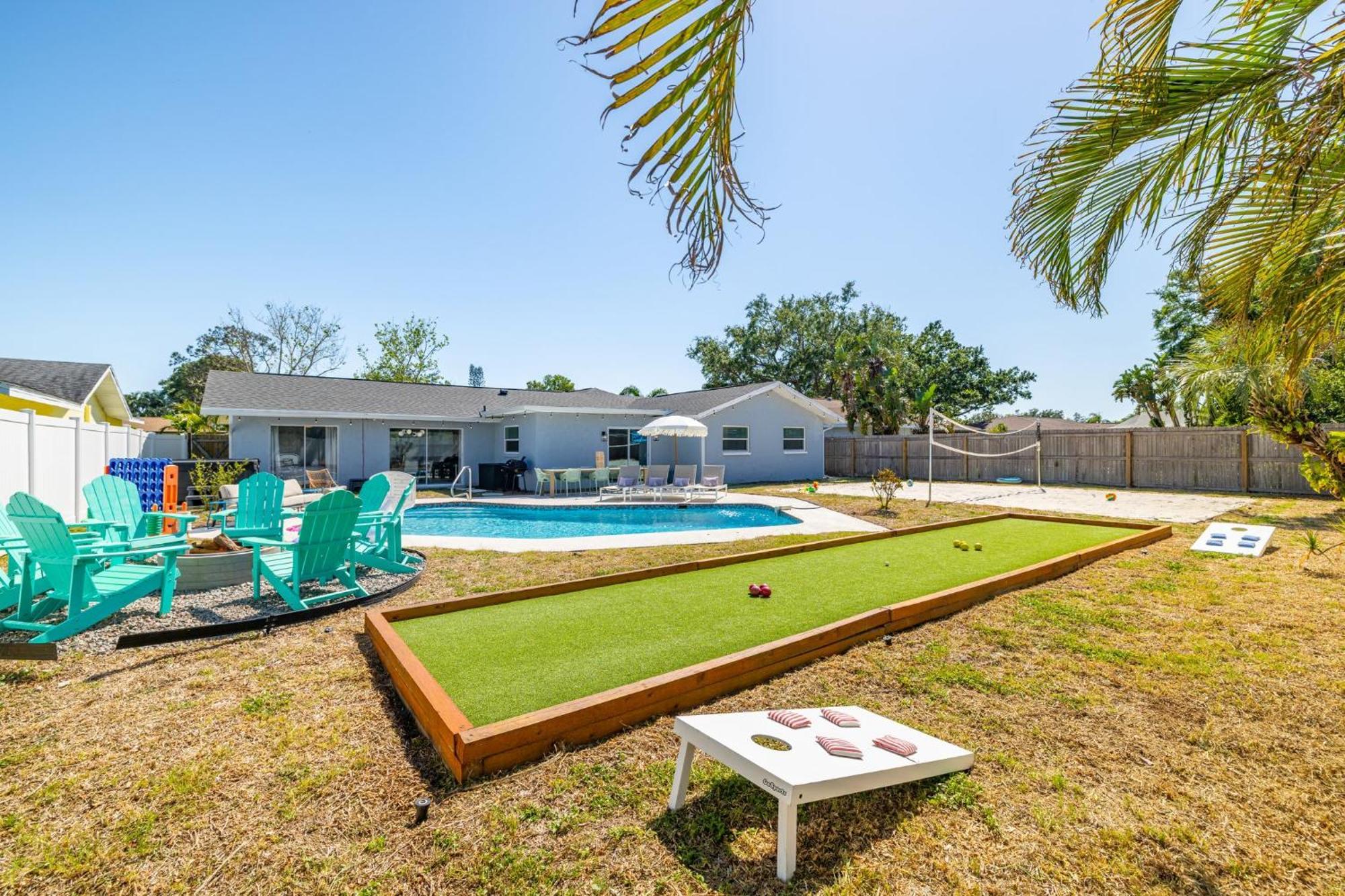 Holiday home Backyard Oasis W Volleyball Mins To *