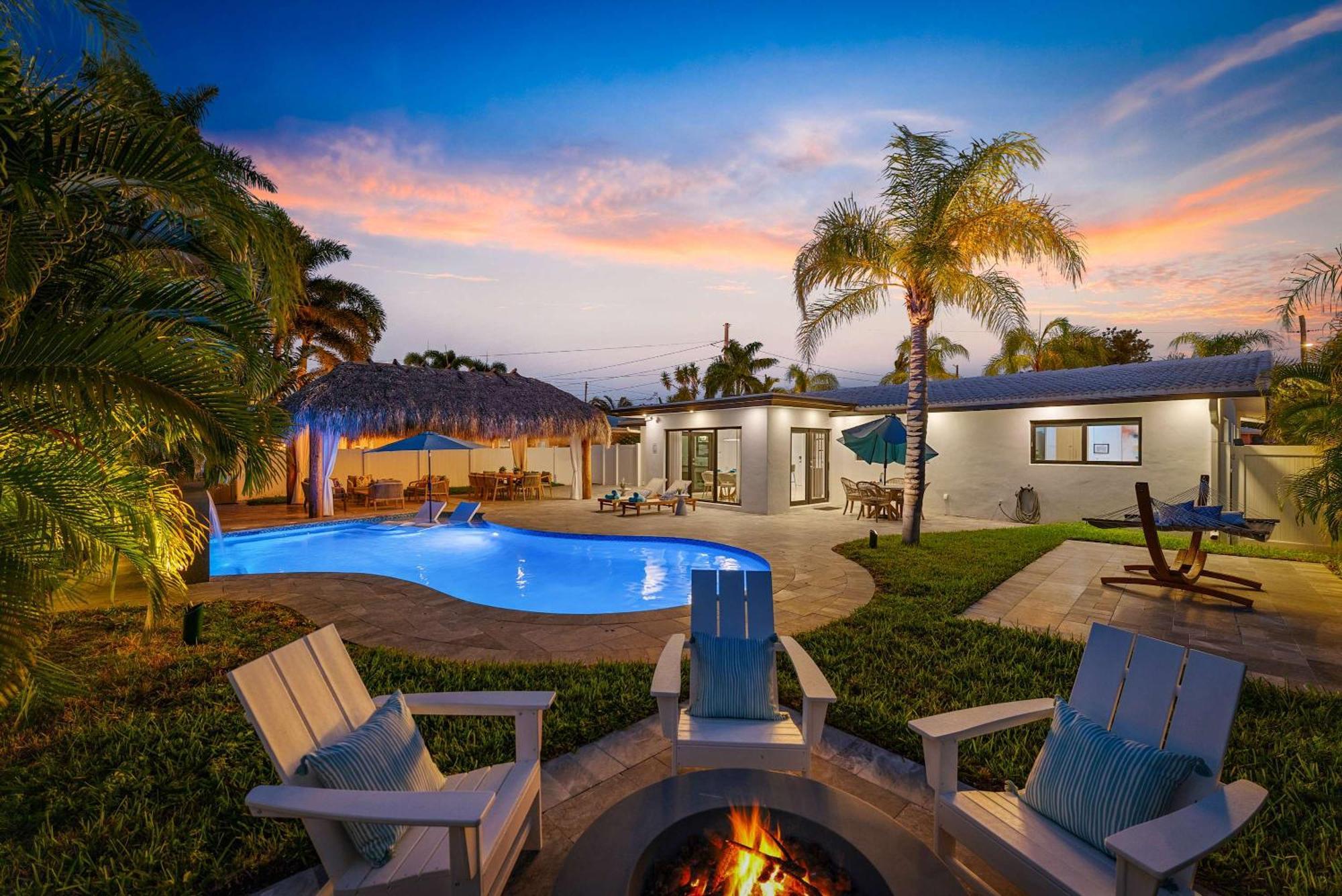 Tiki Hut Paradise Mins To W Fire Pit Holiday home