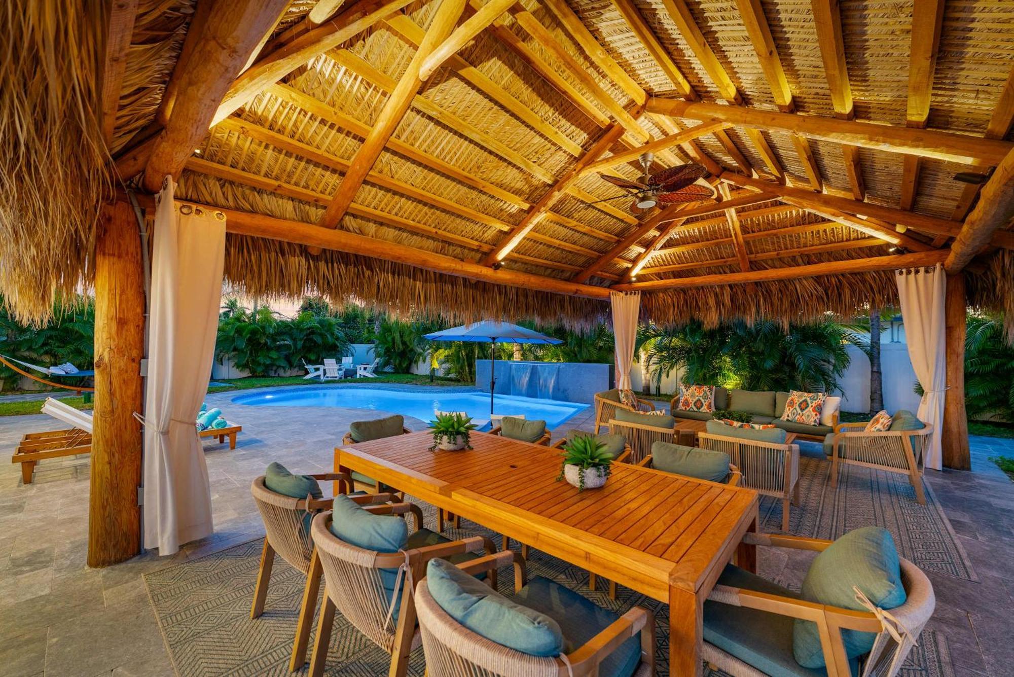 Tiki Hut Paradise Mins To W Fire Pit Holiday home