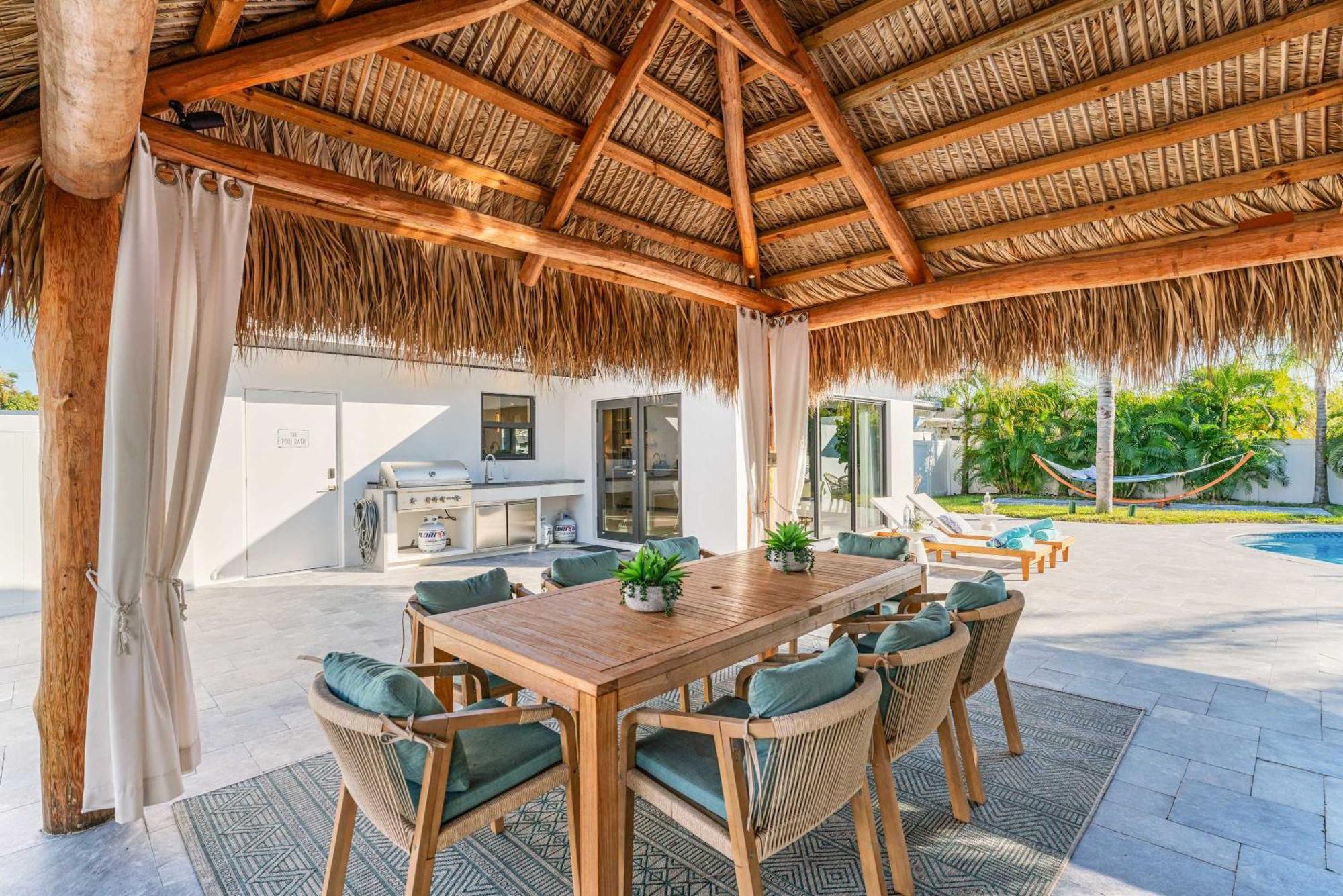 Tiki Hut Paradise Mins To W Fire Pit Holiday home
