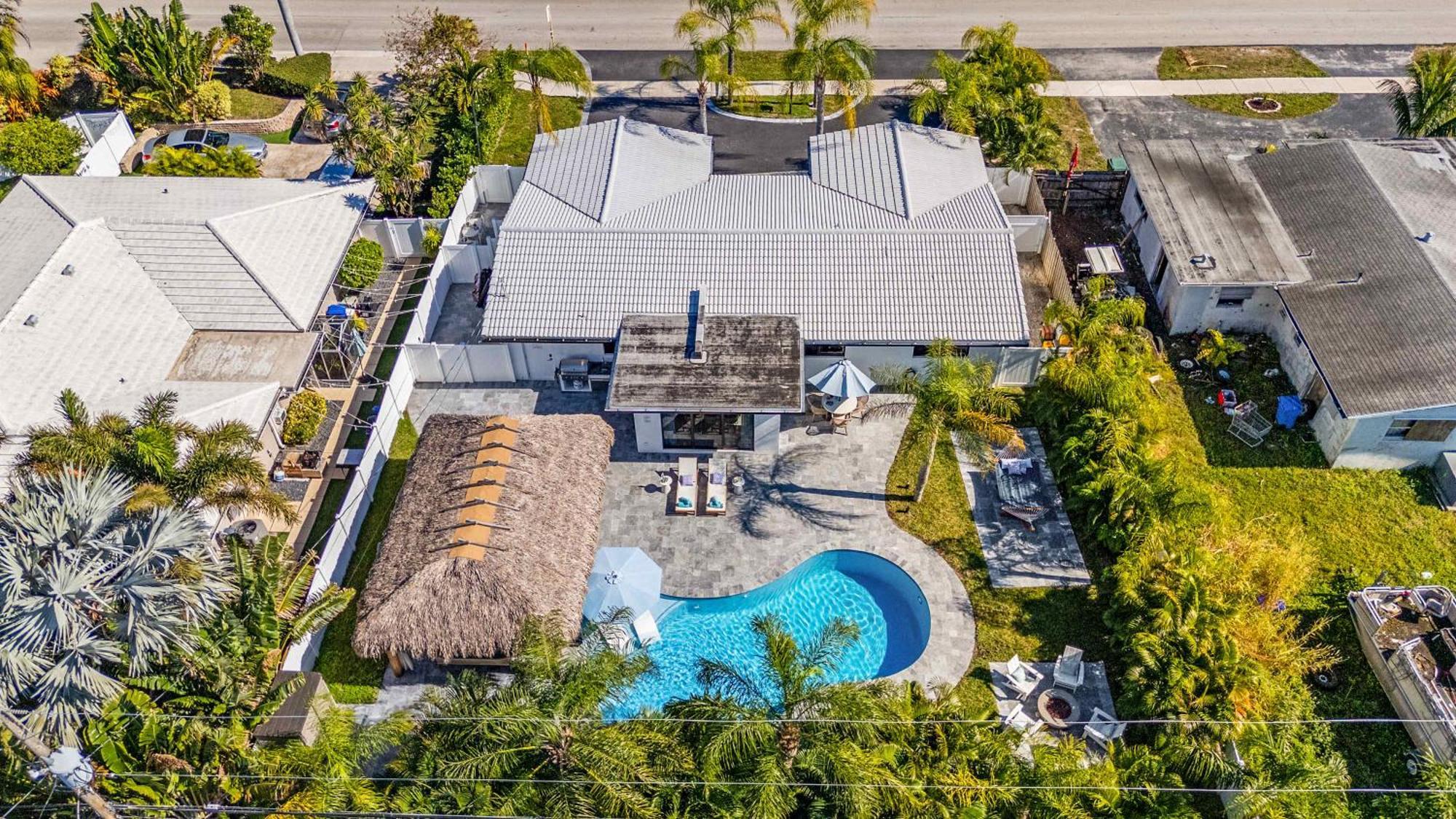Tiki Hut Paradise Mins To W Fire Pit Holiday home *