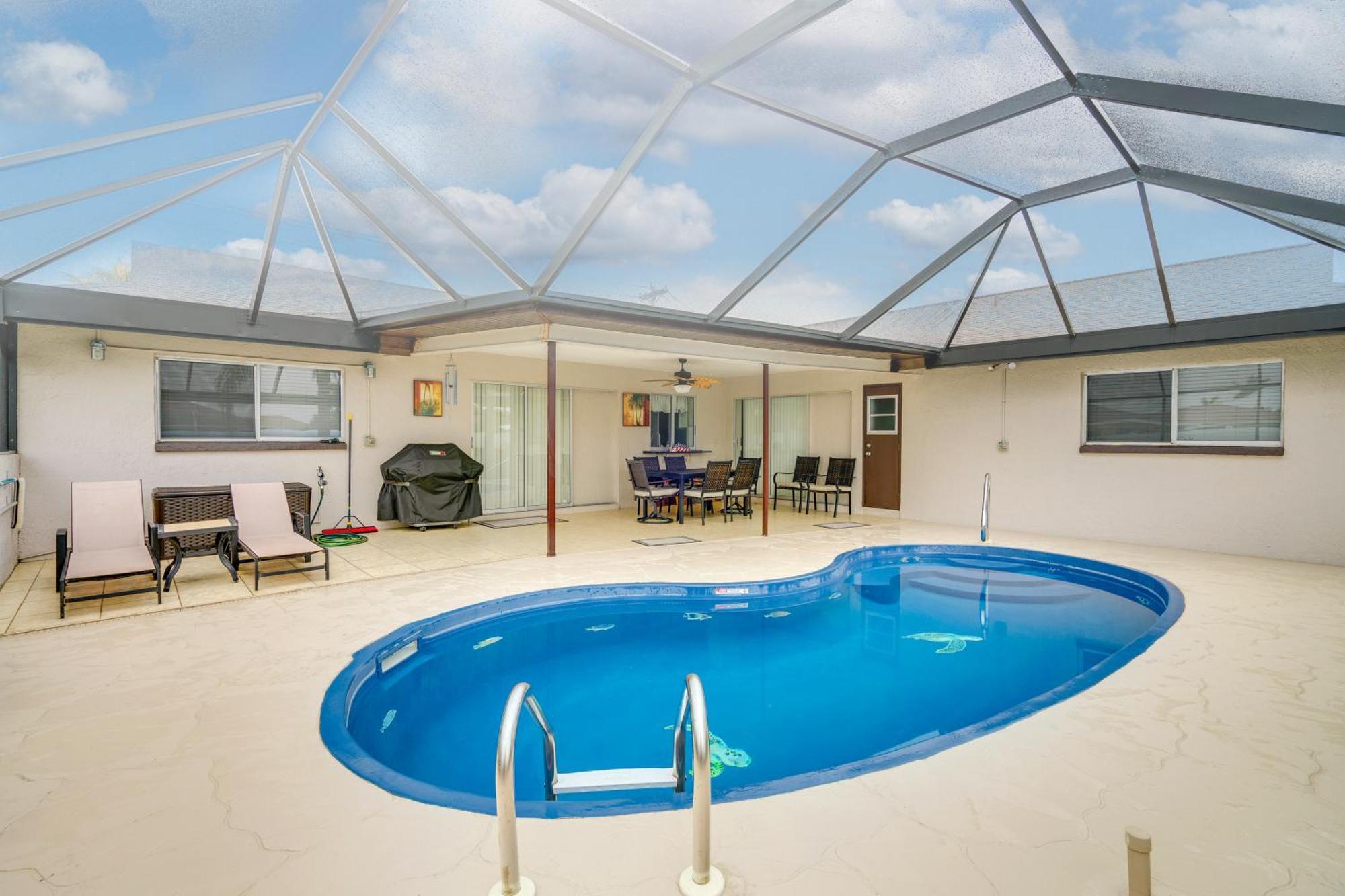 Canal-front With Dock And Lanai In Cape Coral! Holiday home *