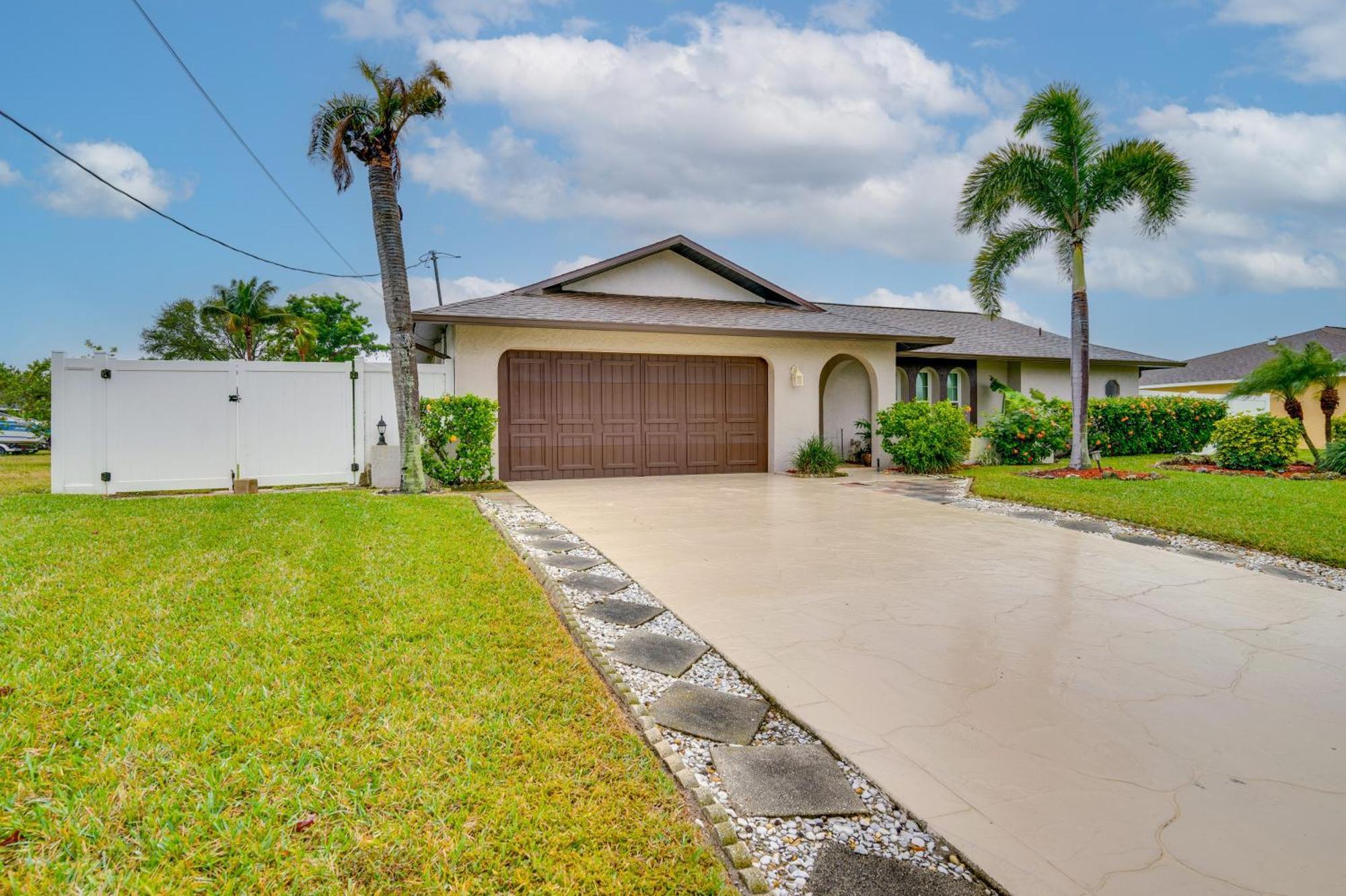 Canal-front With Dock And Lanai In Cape Coral! Holiday home