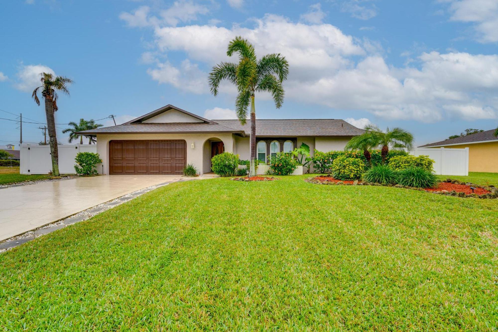 Canal-front With Dock And Lanai In Cape Coral! Holiday home Cape Coral