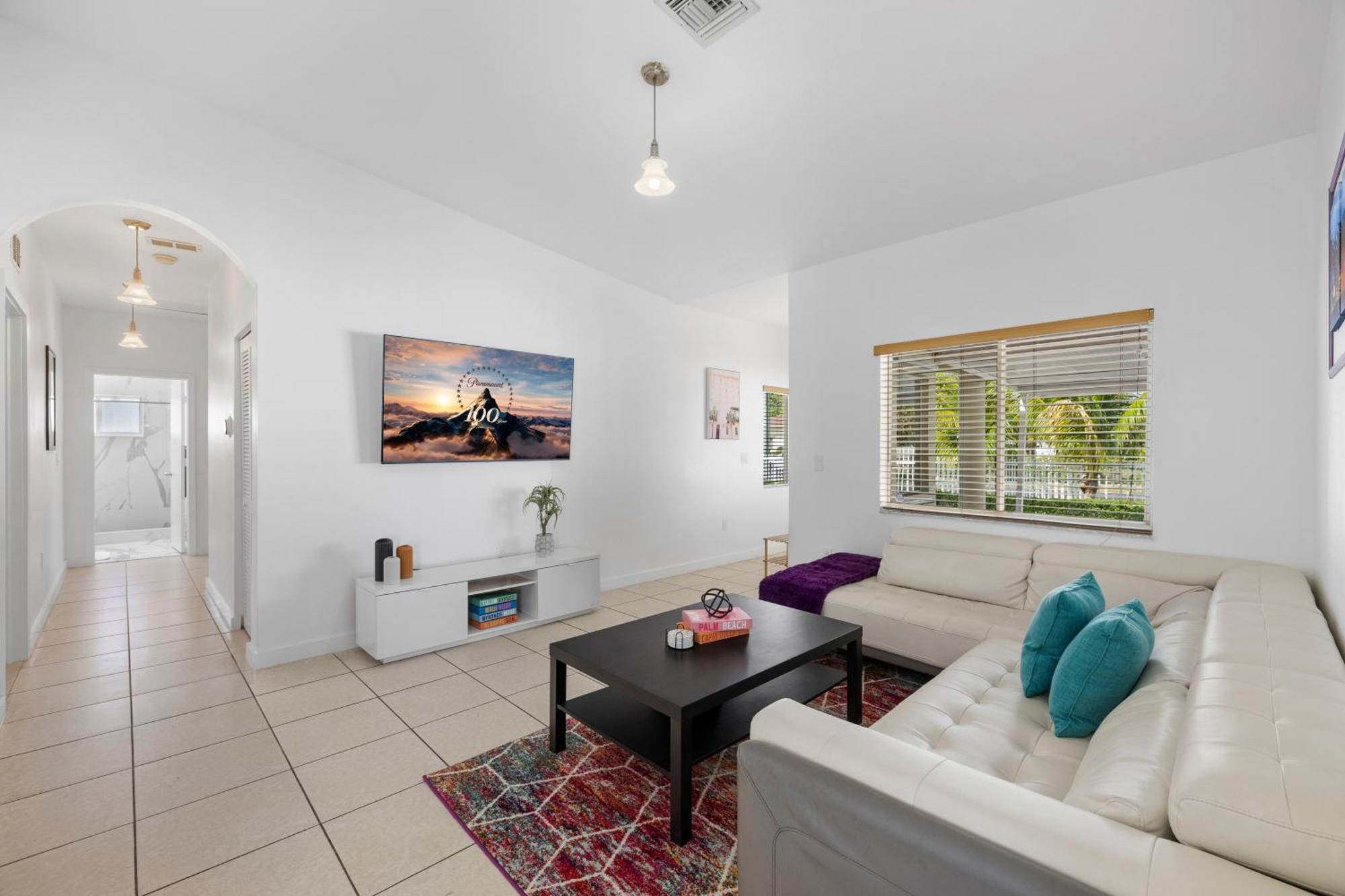The Vibrant Retreat - With Private Patio North Miami