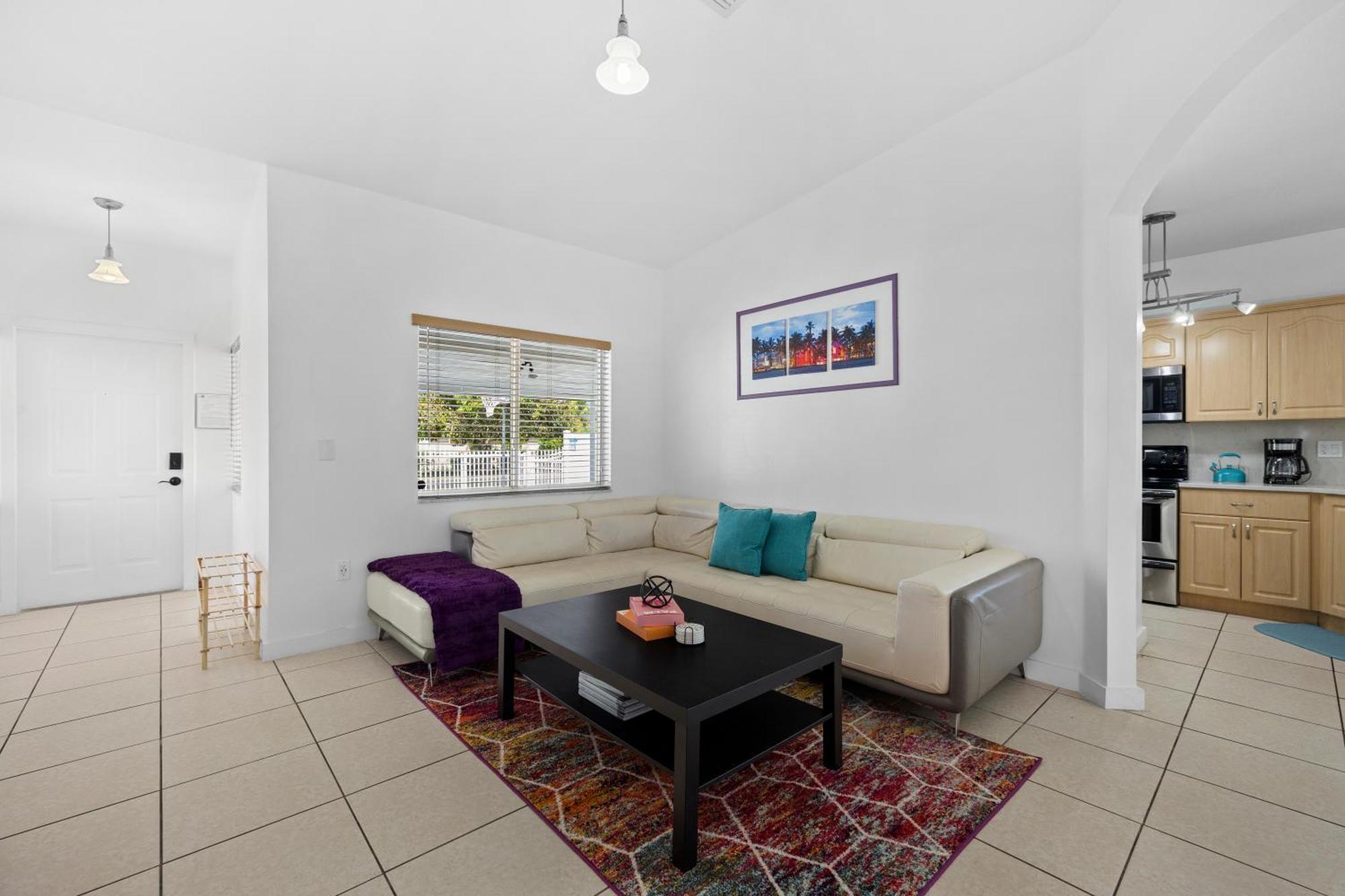 The Vibrant Retreat - With Private Patio Holiday home North Miami