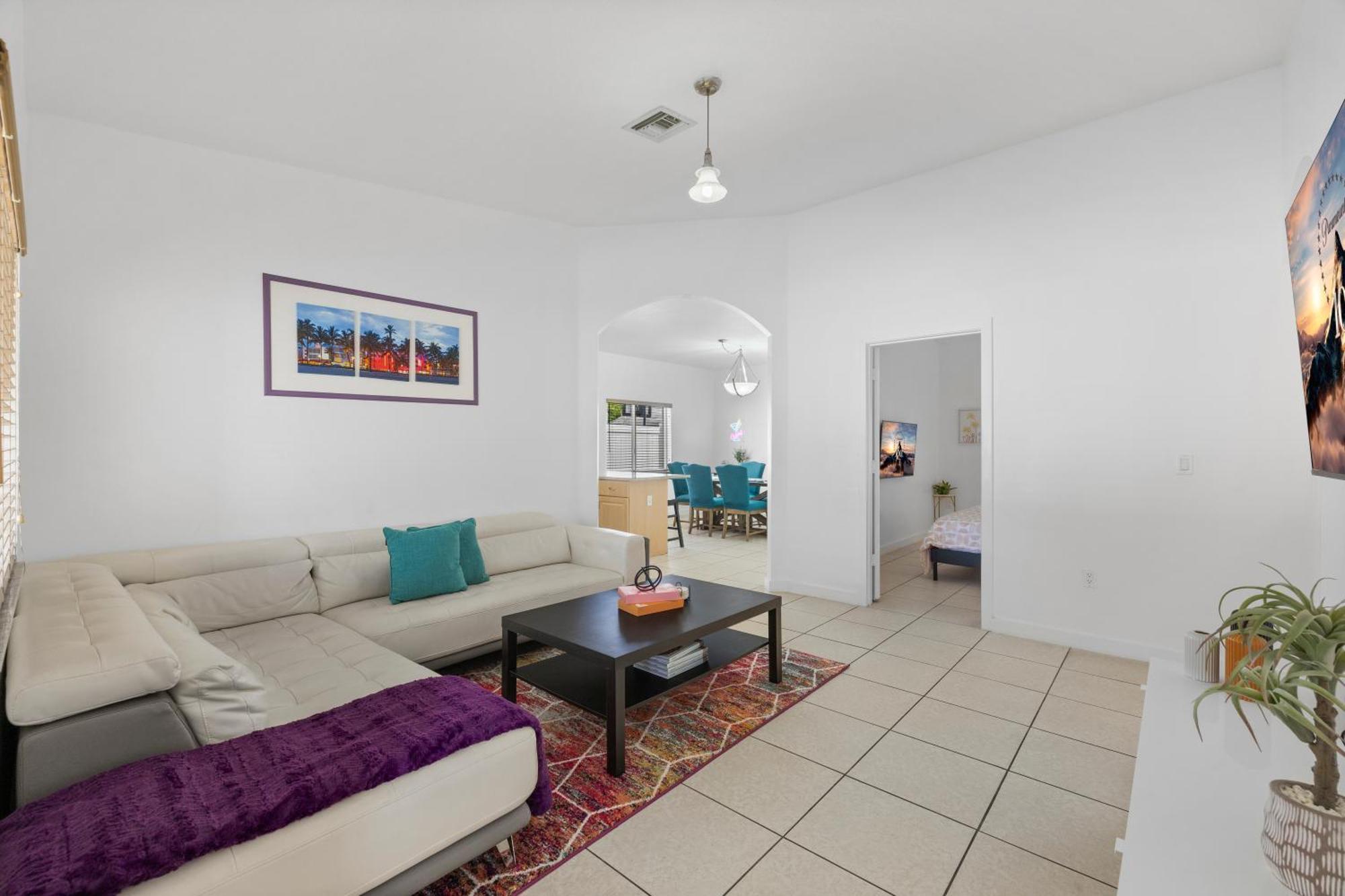 The Vibrant Retreat - With Private Patio Holiday home North Miami