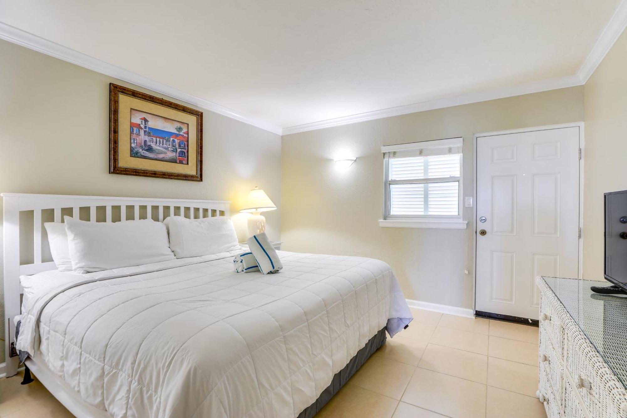 Gulf Getaway With Porch And Direct Access! Longboat Key