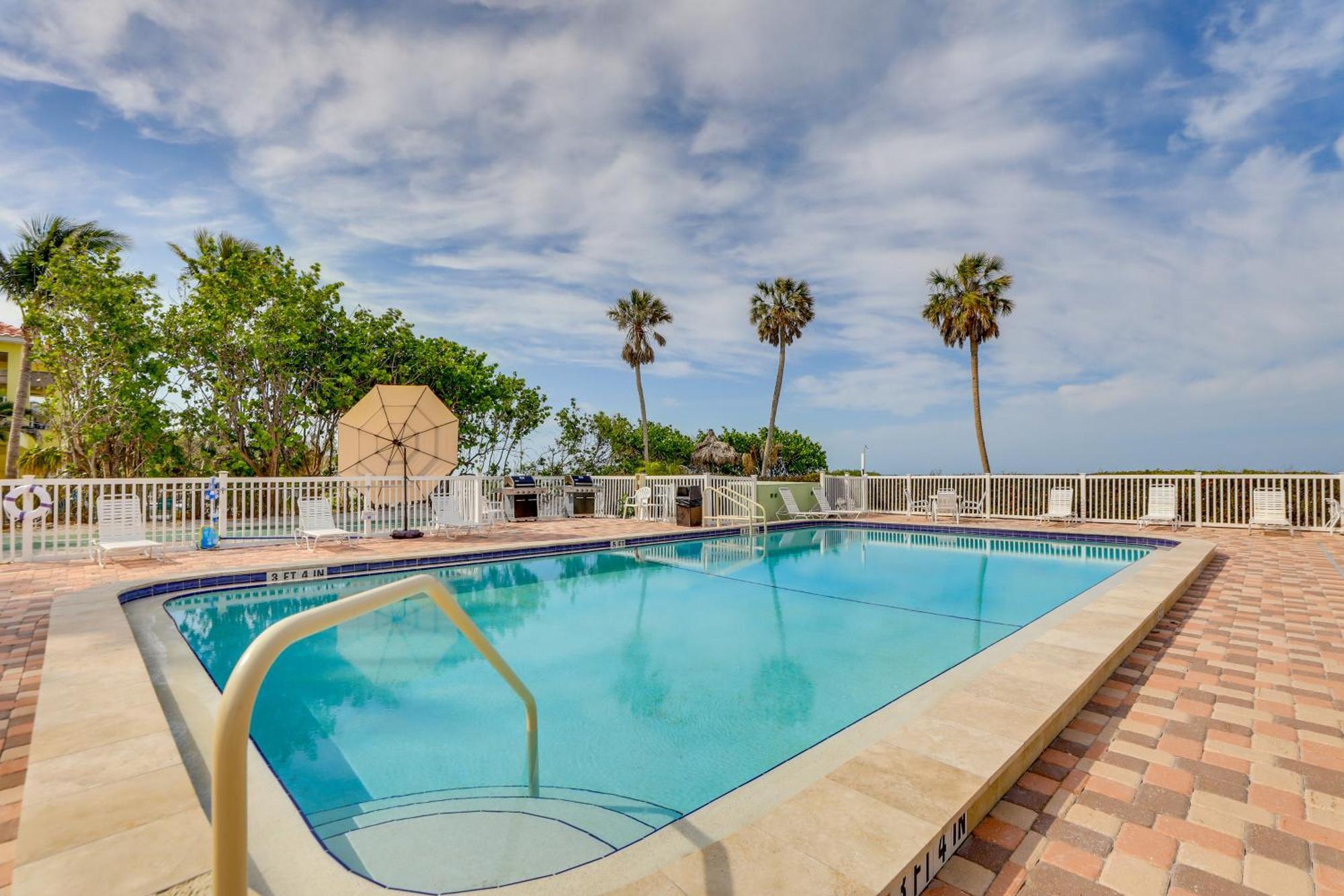 Apartment Gulf Getaway With Porch And Direct Access! Longboat Key