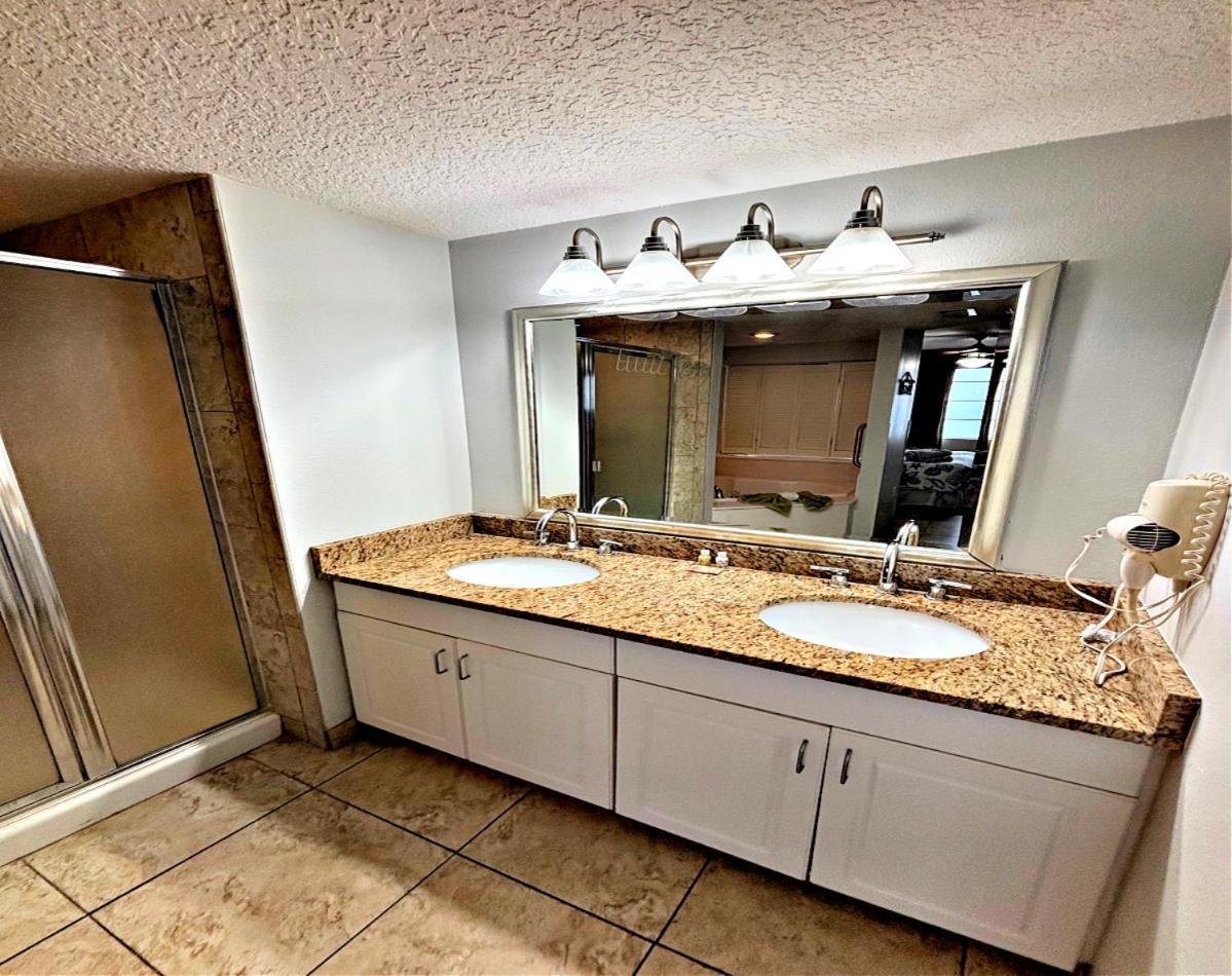Apartment 2 Bedroom Direct Oceanfront Wyndham Ocean Walk - Daytona Funland 2226