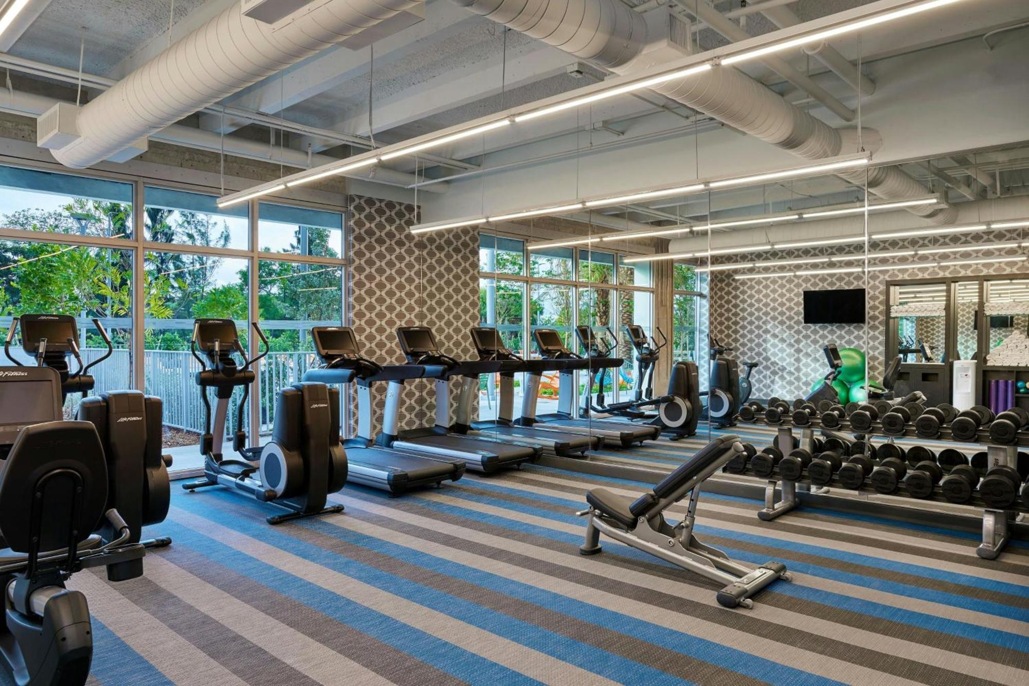 Aloft Airport Hotel 3*