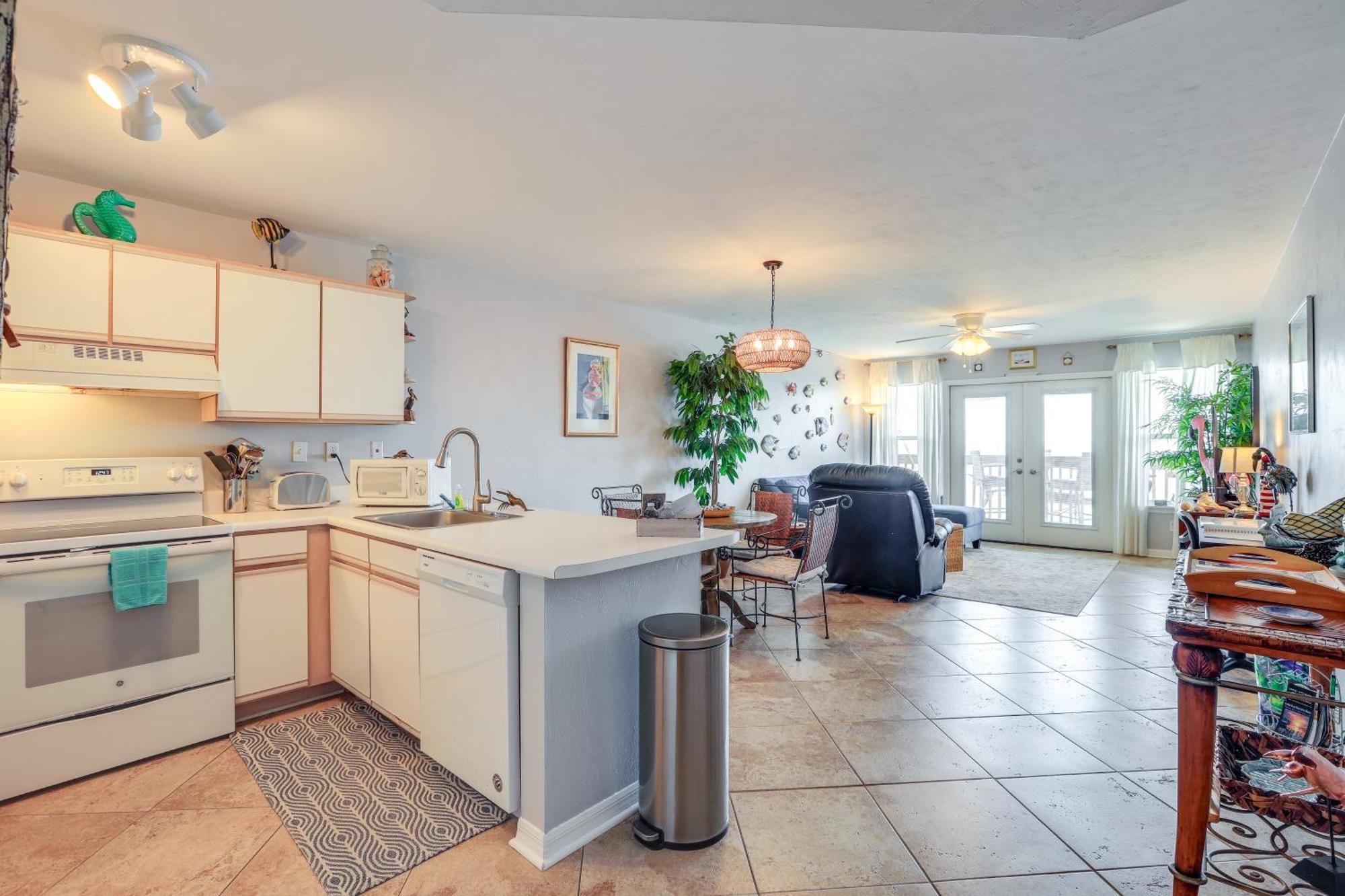 Apartment Beachfront Retreat With Pool Access! *