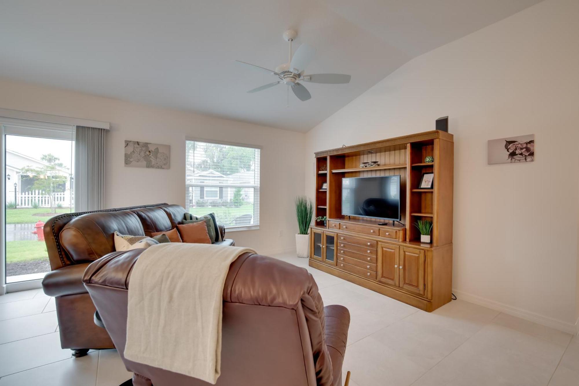 Sun-soaked Retreat In With Grill! Holiday home *