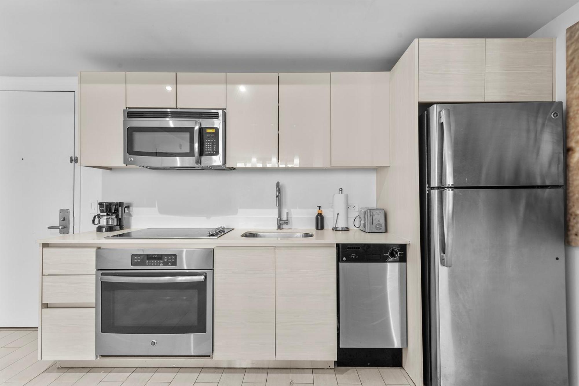 Aparthotel Water View Building With Pool - 5-min Walk To The Hallandale Beach