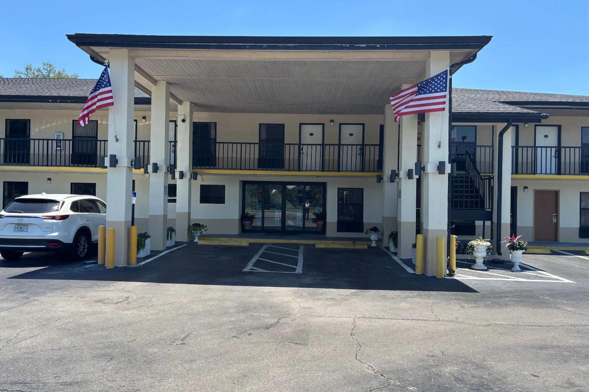 Hotel High Springs Soon To Be Clarion Pointe 2*