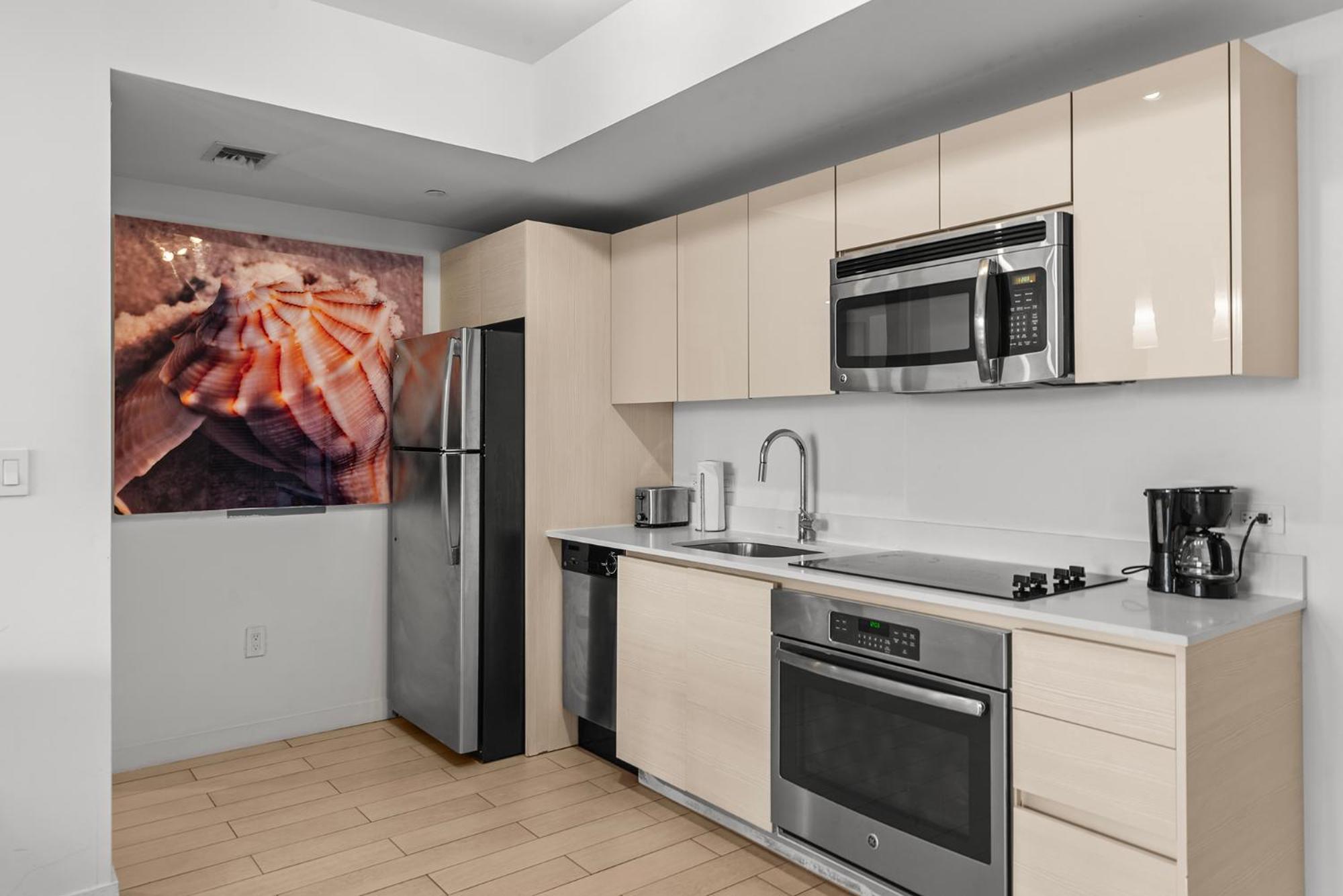 Water View Building With Pool - 5-min Walk To The Hallandale Beach