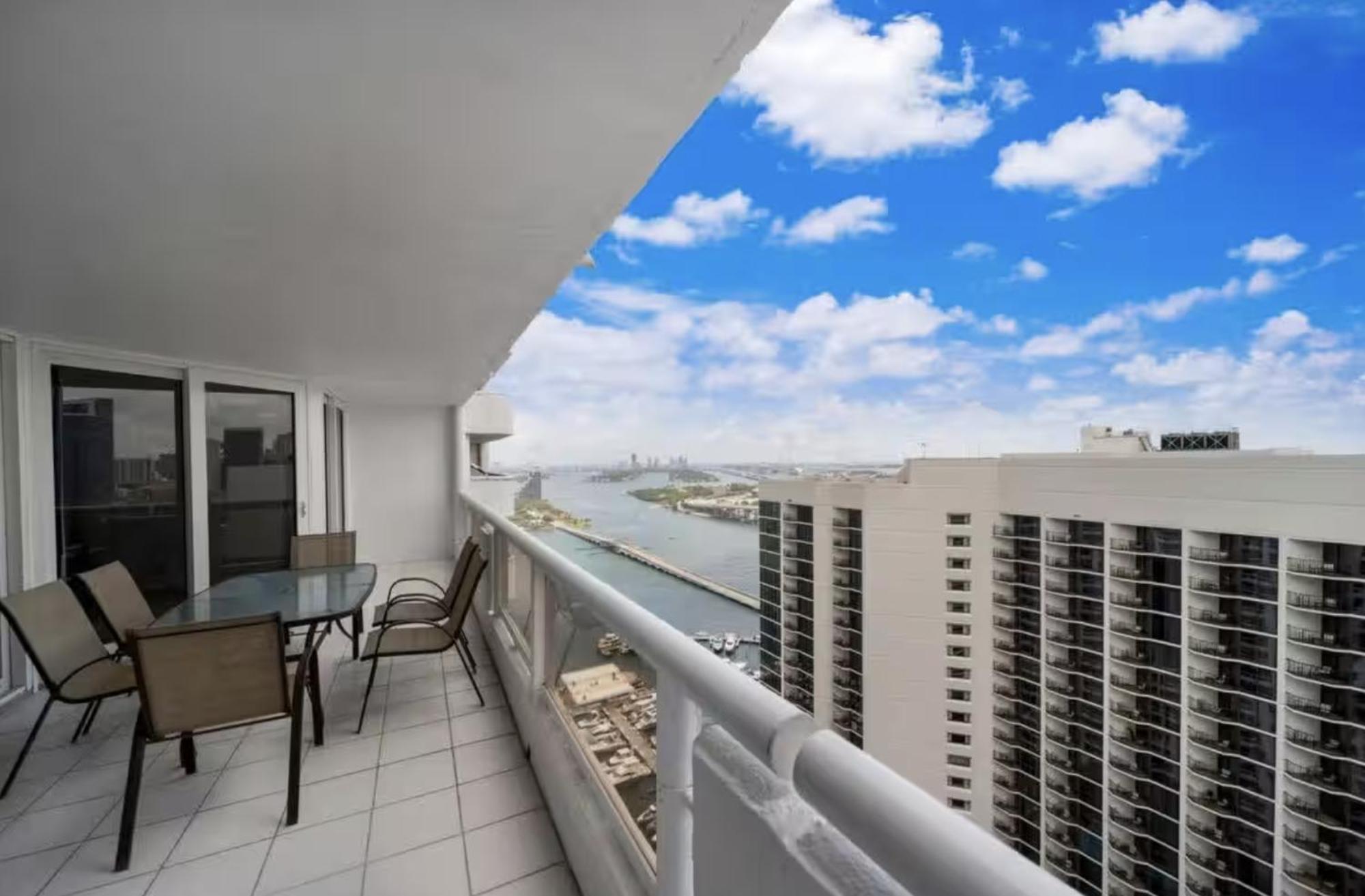 Apartment 4 Bedroom With Stunning Balcony View