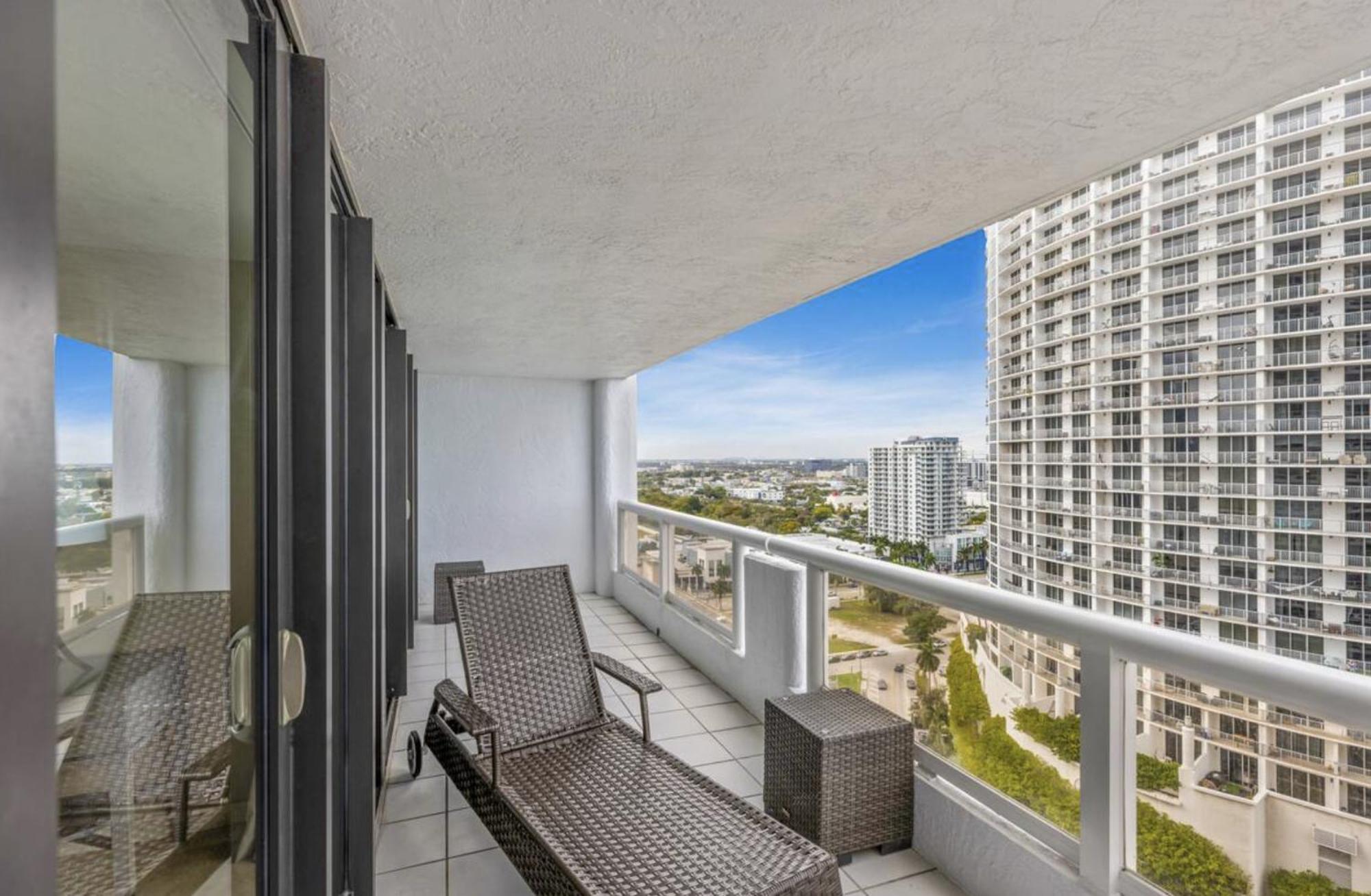 4 Bedroom With Stunning Balcony View Apartment