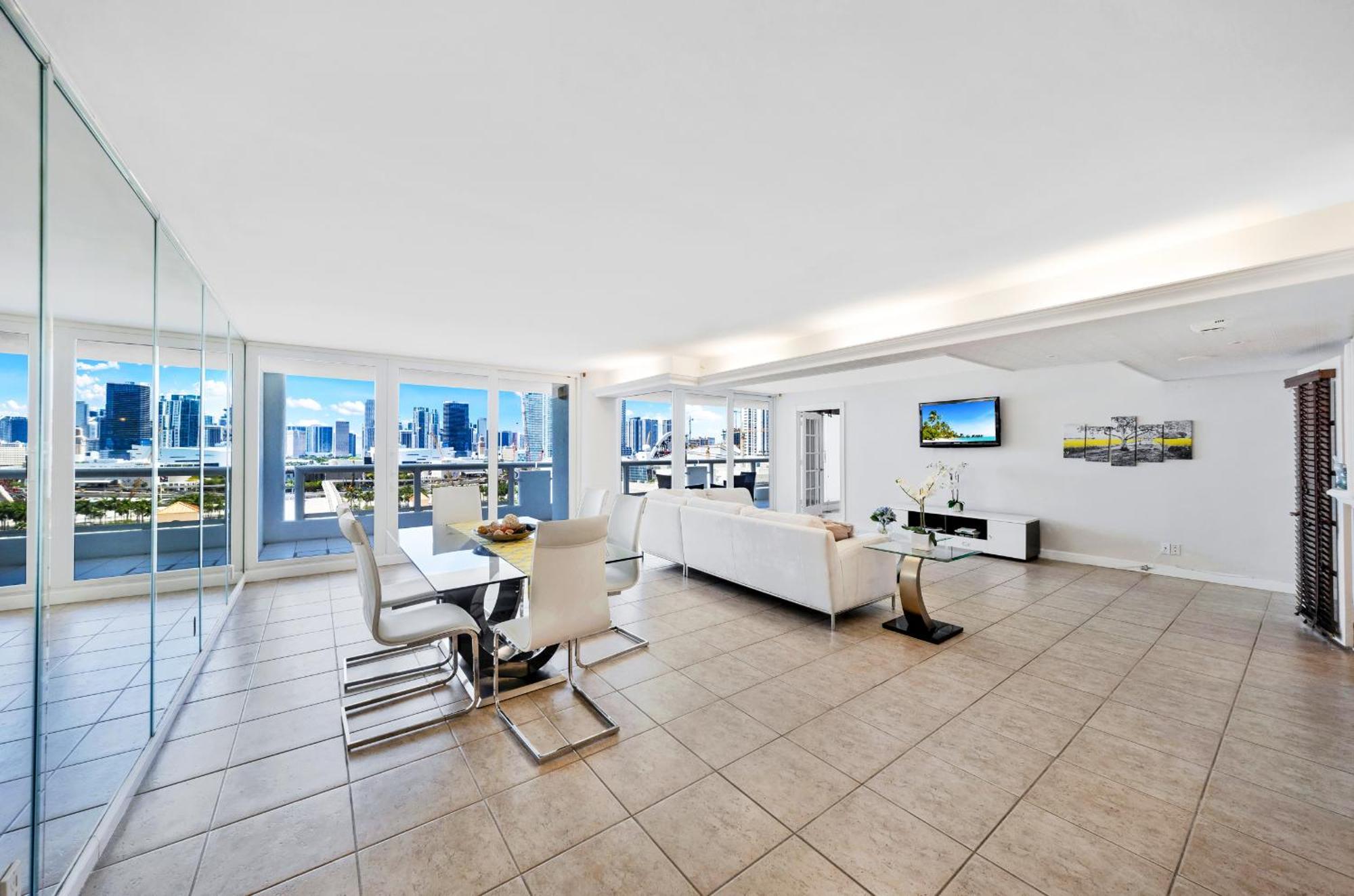 4 Bedroom With Stunning Balcony View Apartment *