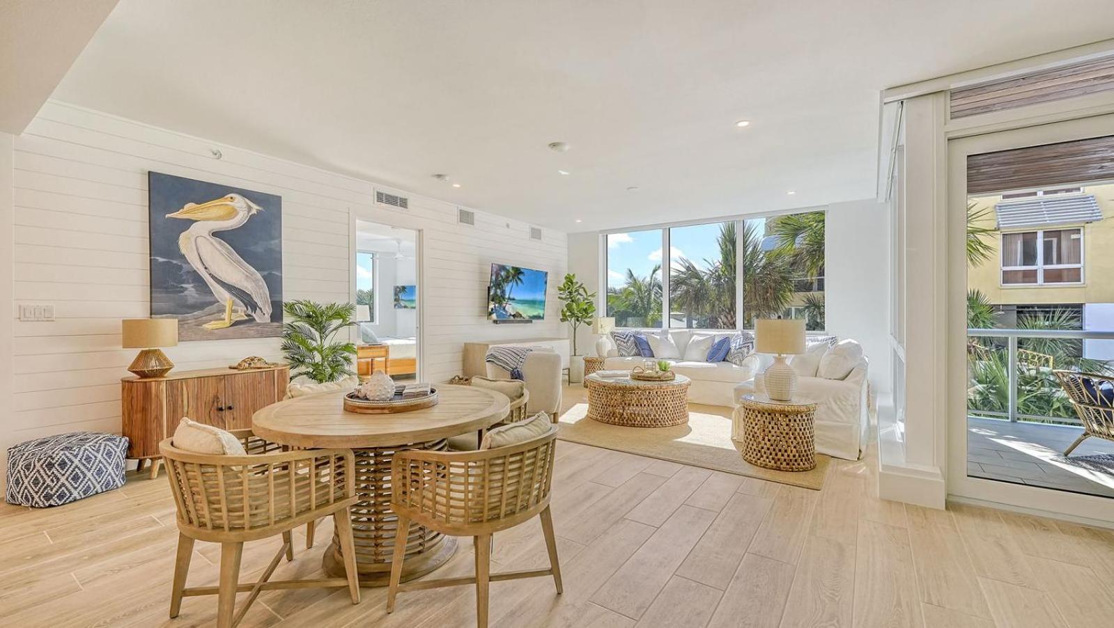 Ten35 Seaside Apartment