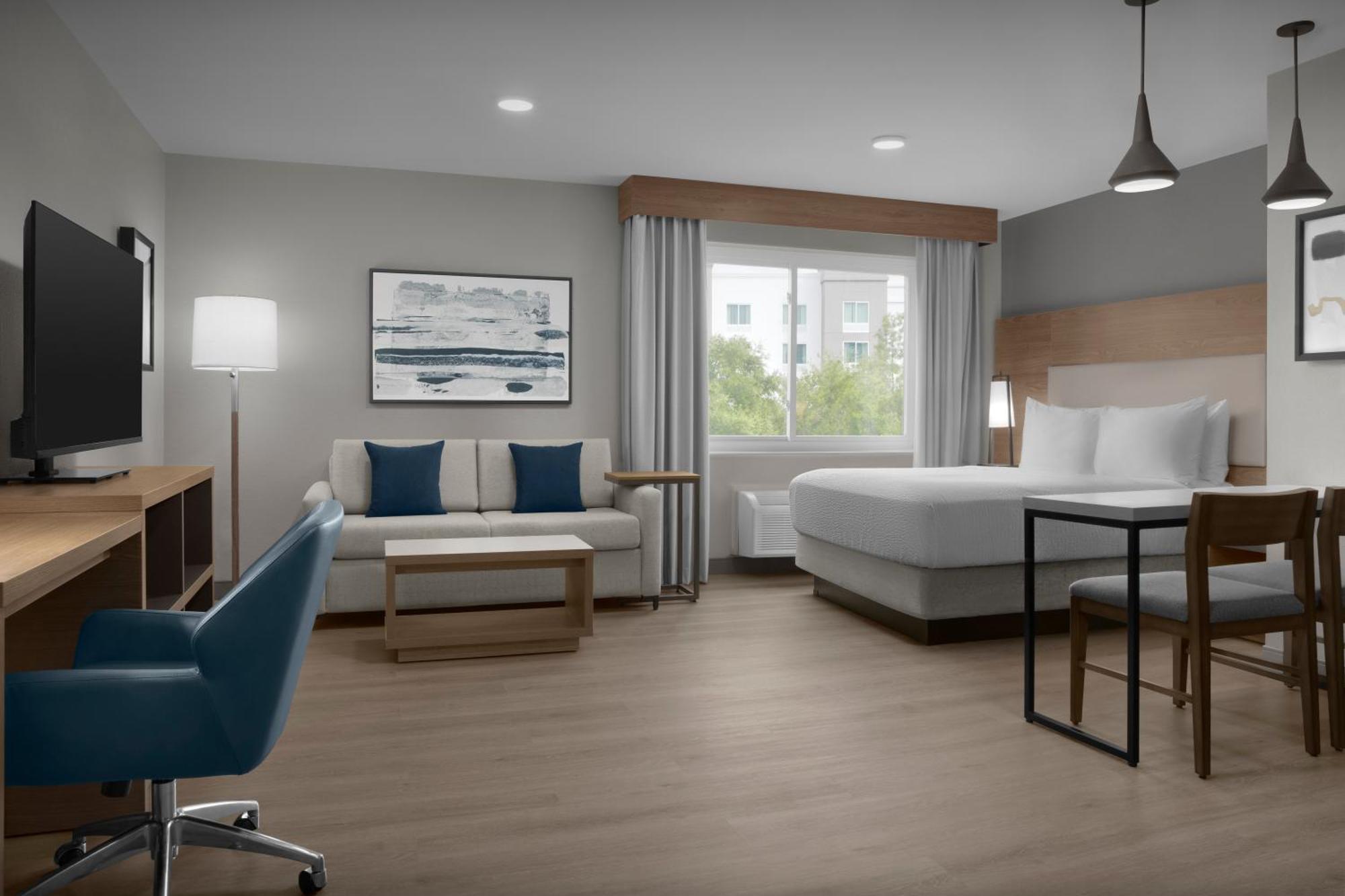 Candlewood Southpoint 2*