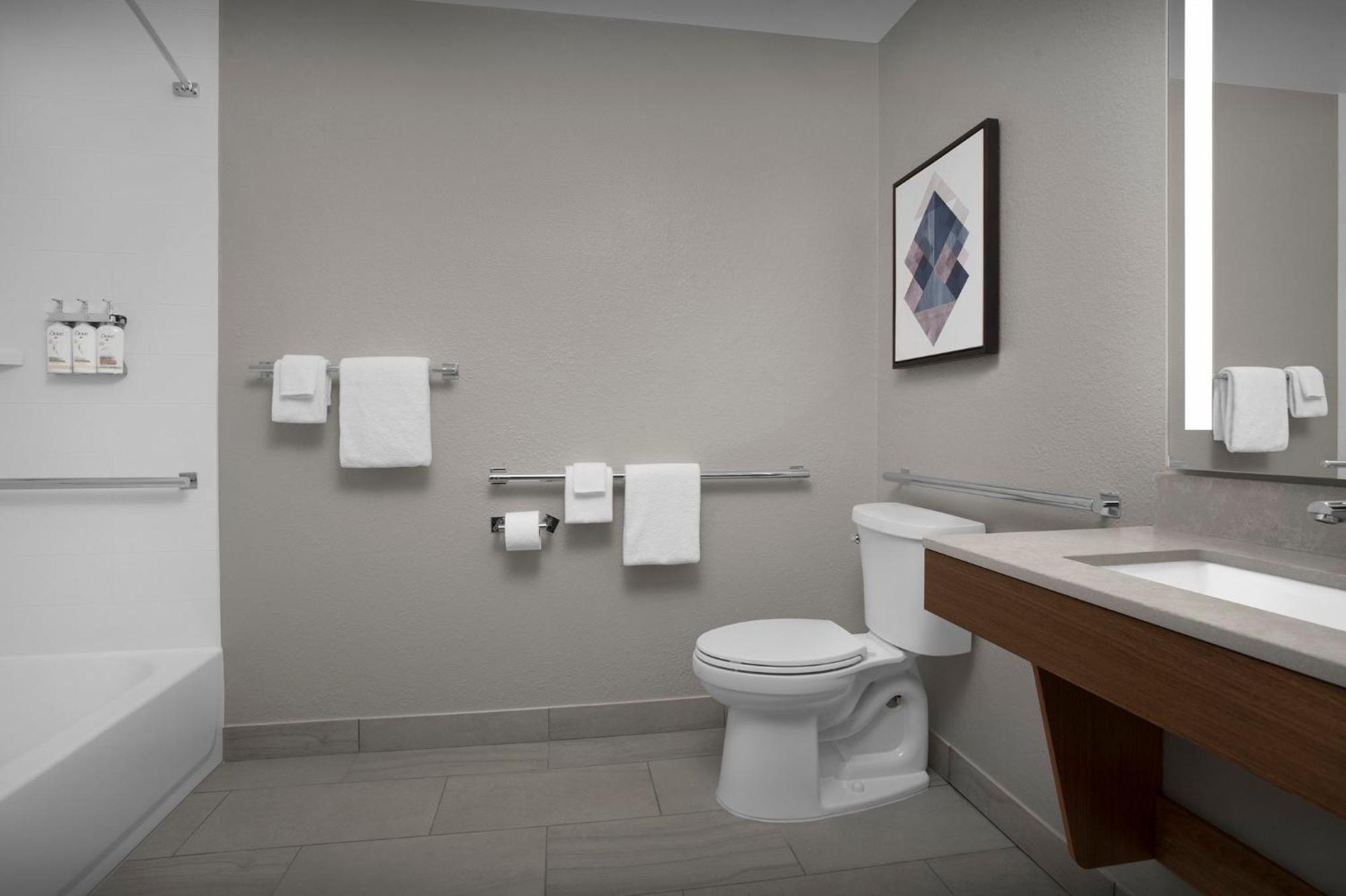Candlewood Southpoint Hotel 2*