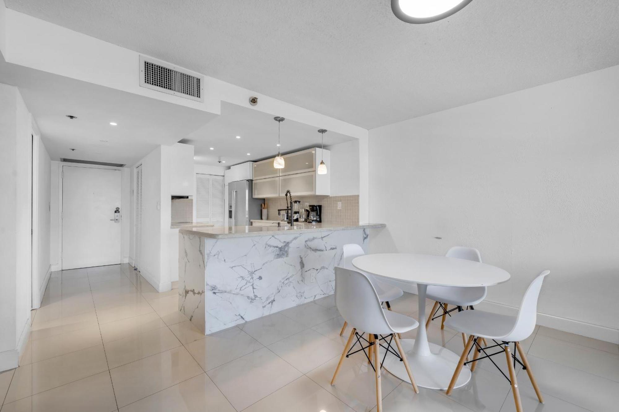 4 Bedroom With Stunning Balcony View Apartment Miami