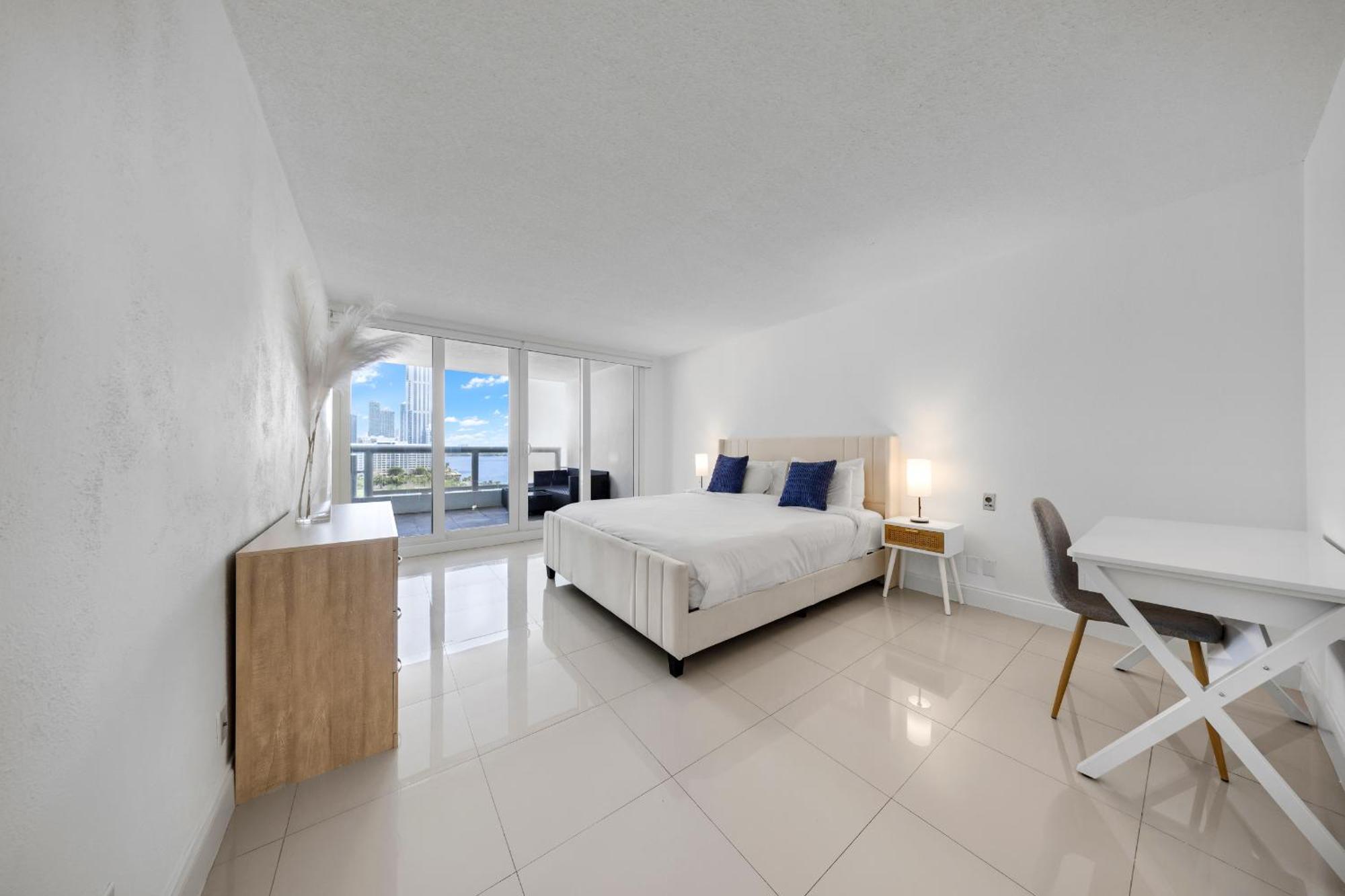 4 Bedroom With Stunning Balcony View * Miami