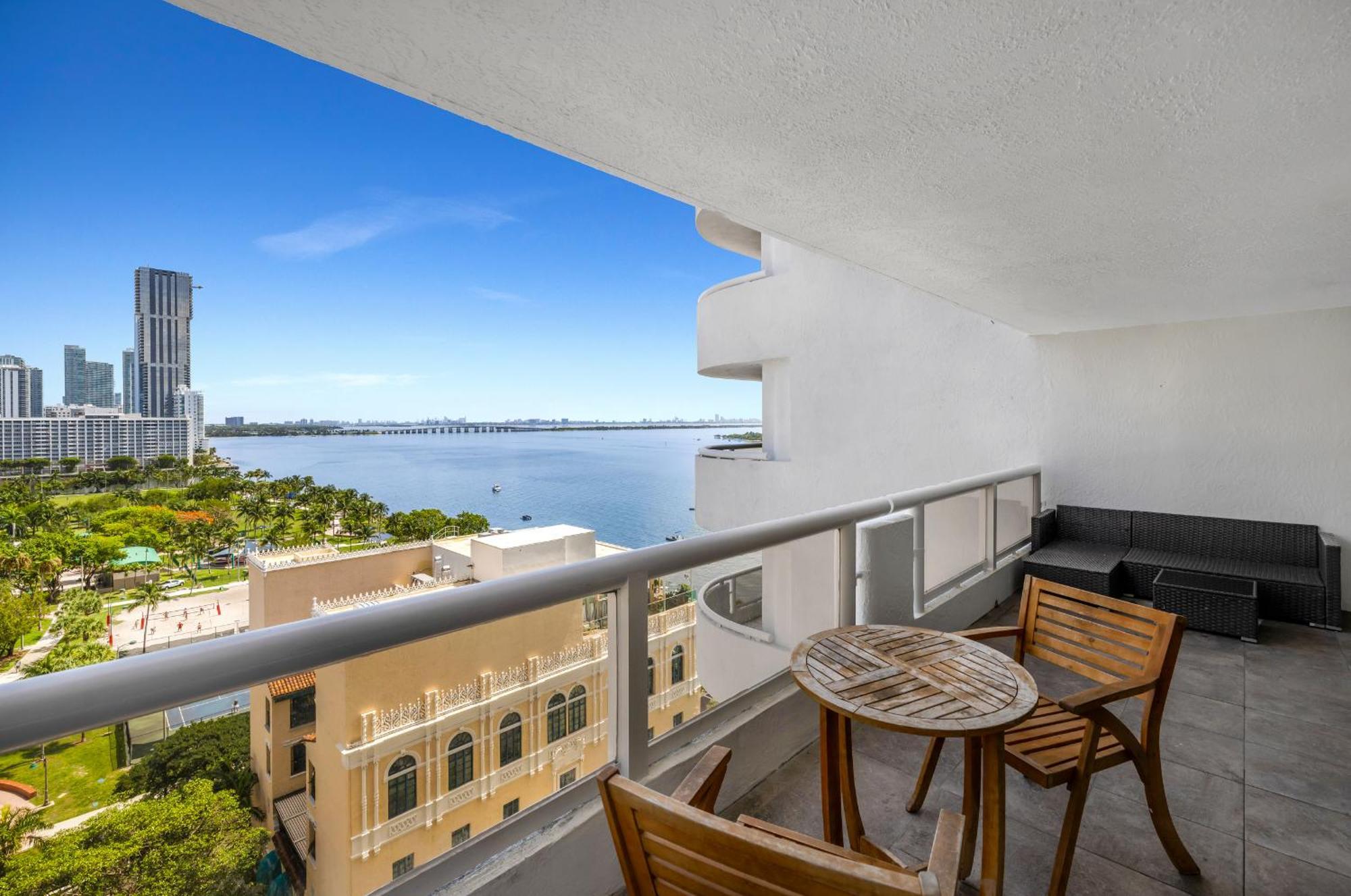 4 Bedroom With Stunning Balcony View Apartment *