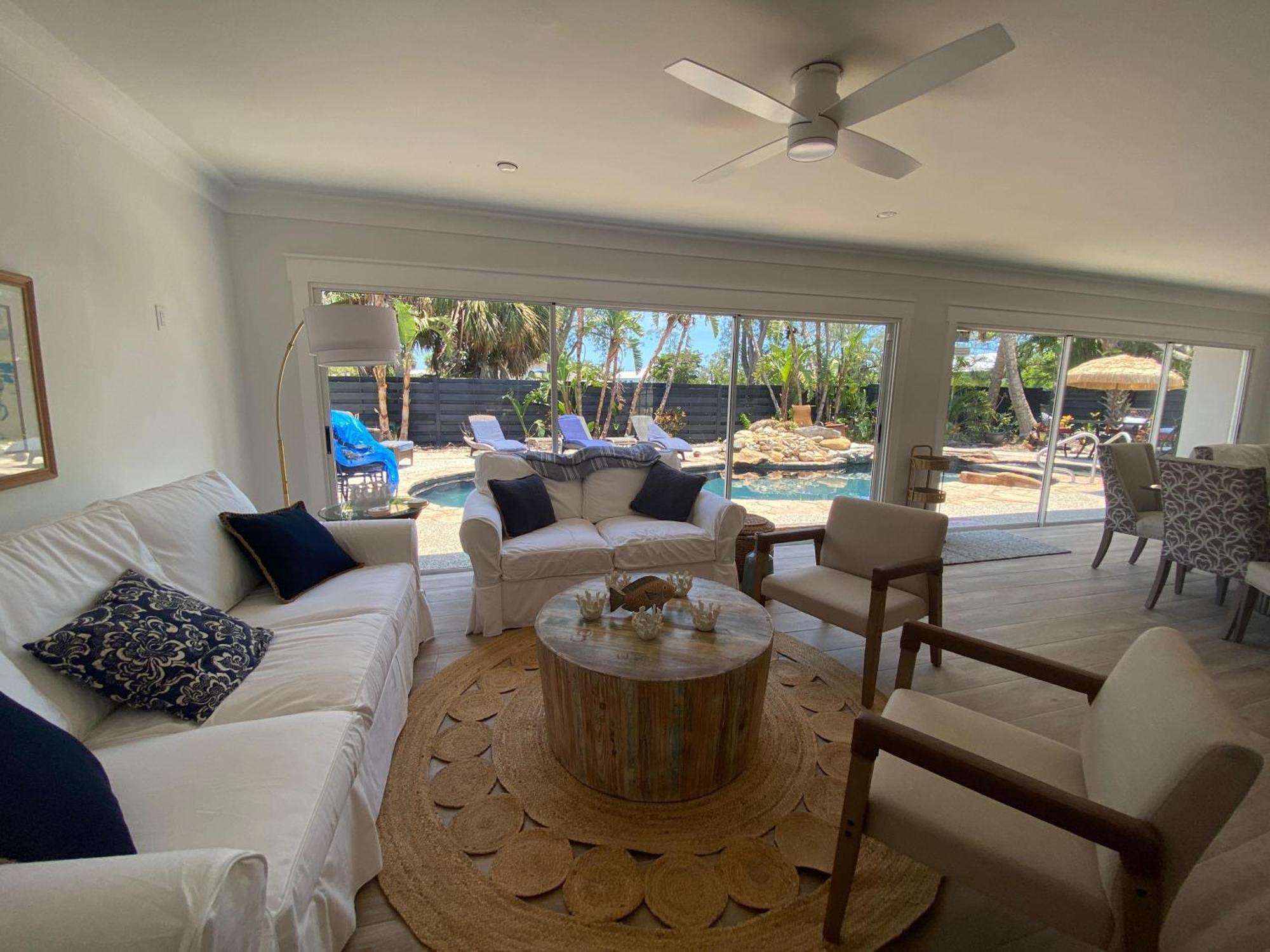 Island Time - Wenclosed Lagoon Style Pool Walk To Bikes Holiday home Holmes Beach