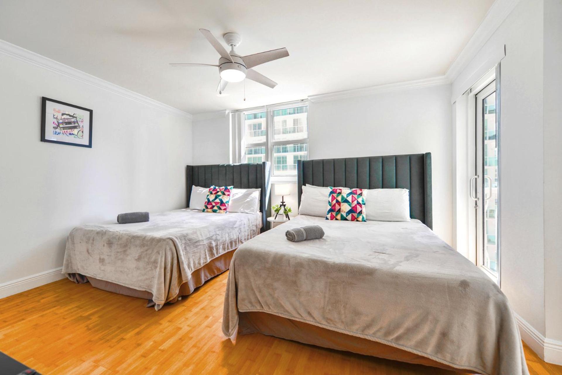 Trendy 2br With Pool And Bay Views *