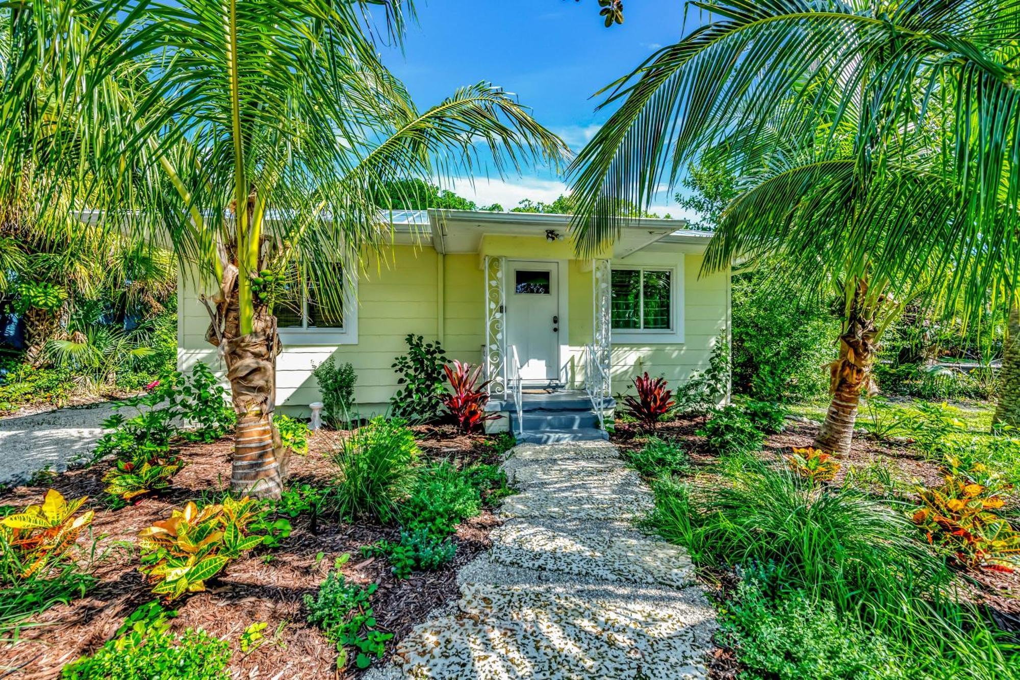 Casa - So Close Hear The Waves Historic W Gear * Anna Maria