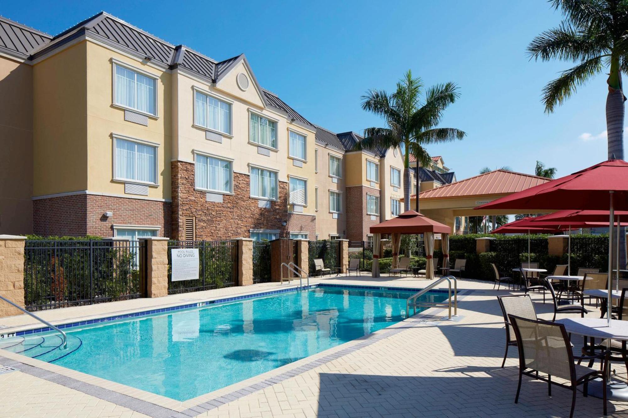 Courtyard By Marriott Sarasota At Town Center Hotel 3*