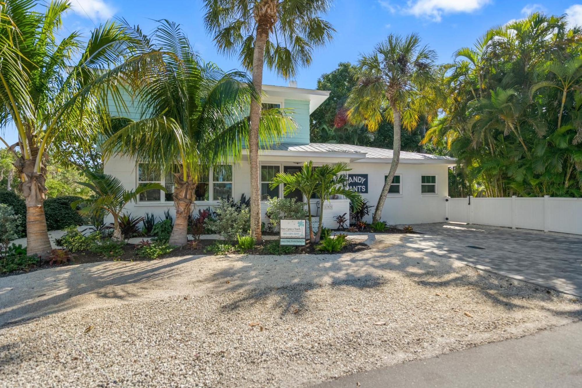 Holiday home Sandy Pants - Designer Chic Steps To Backyard Oasis W Heated Pool