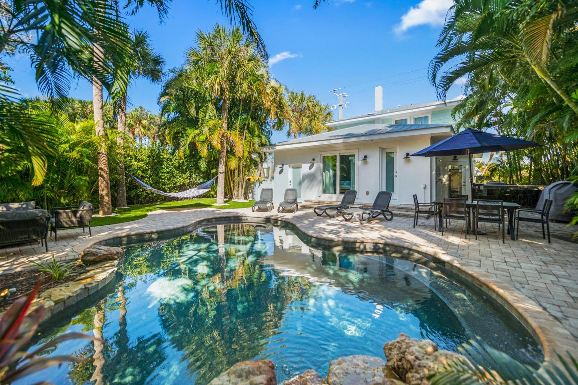 Holiday home Sandy Pants - Designer Chic Steps To Backyard Oasis W Heated Pool *