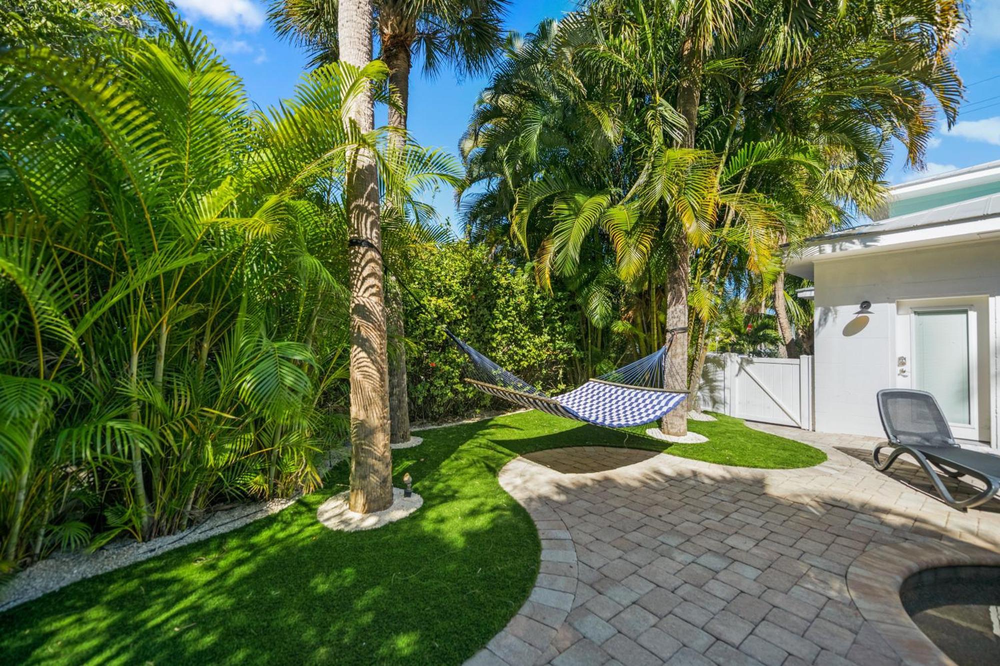 Holiday home Sandy Pants - Designer Chic Steps To Backyard Oasis W Heated Pool *