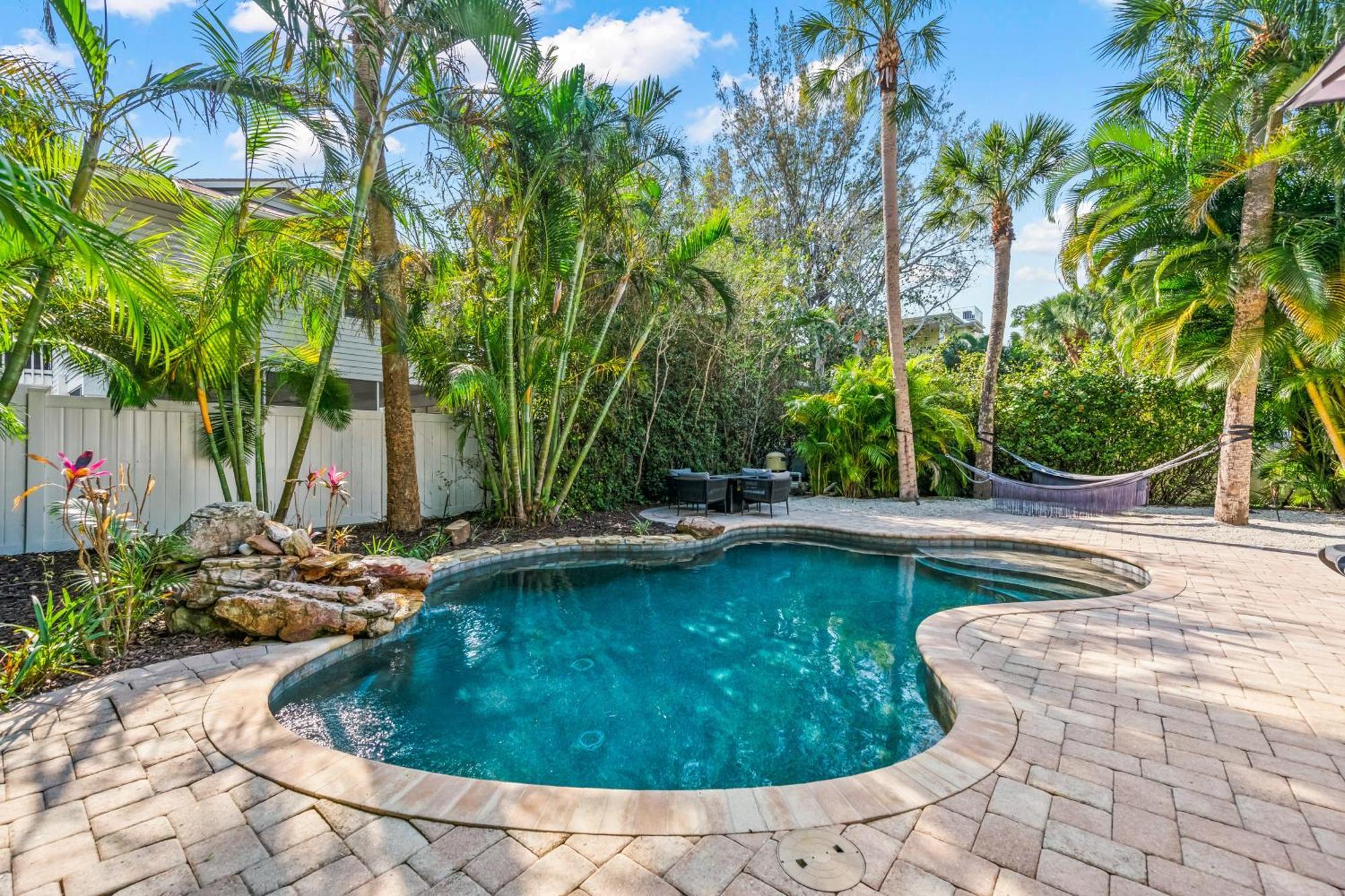 Sandy Pants - Designer Chic Steps To Backyard Oasis W Heated Pool Holiday home Anna Maria