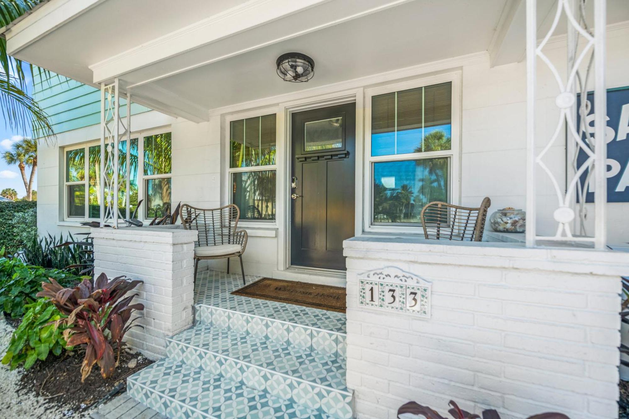 Holiday home Sandy Pants - Designer Chic Steps To Backyard Oasis W Heated Pool *