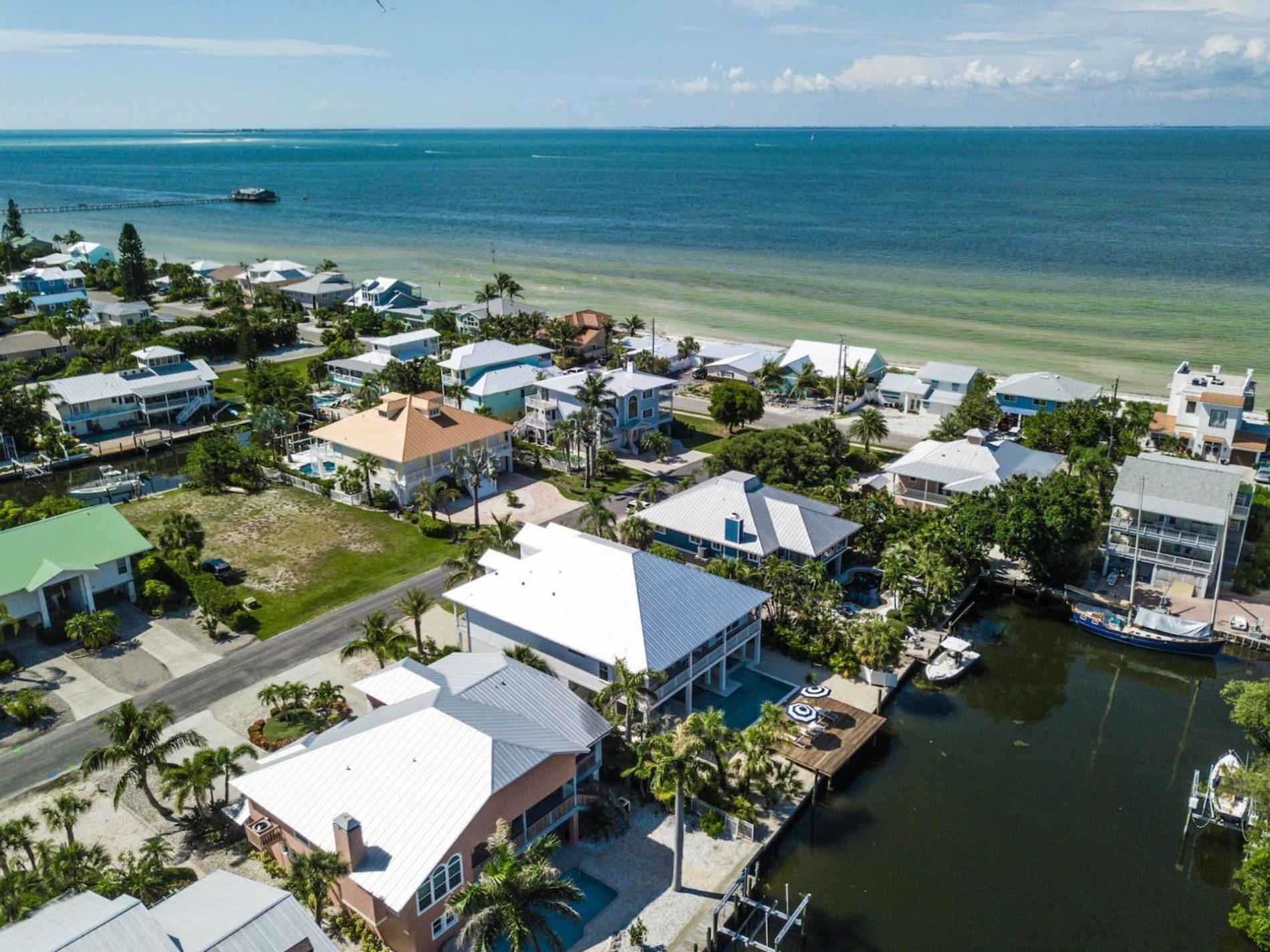 Sea La Vie House - Luxurious 4br W Pool Dock Canal Access On Island Holiday home *